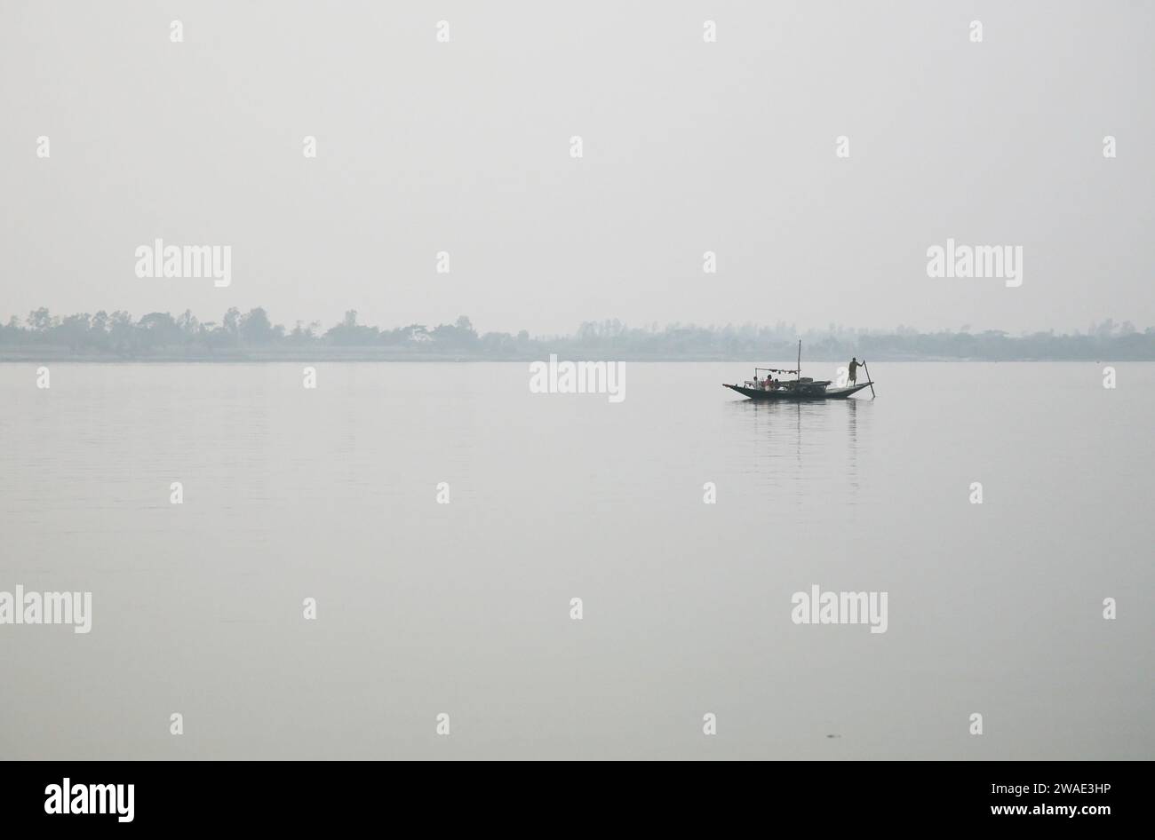 Matin brumeux sur le plus sacré des fleuves de l'Inde. Delta du Gange à Sundarbans, le Bengale occidental, en Inde. Banque D'Images