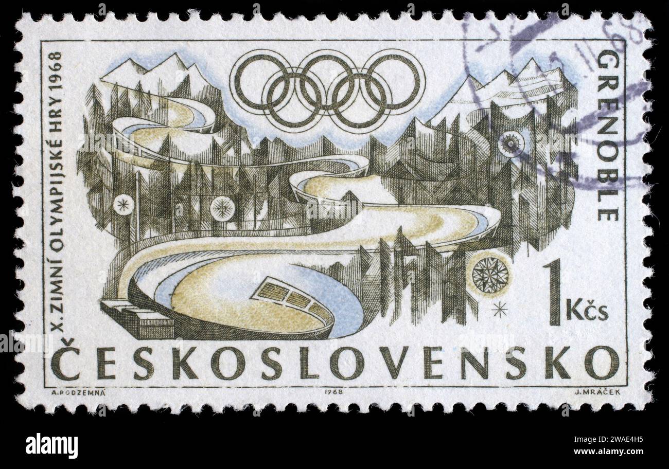 Un timbre imprimé en Tchécoslovaquie montre les jeux olympiques d'hiver à Grenoble, vers 1968 Banque D'Images