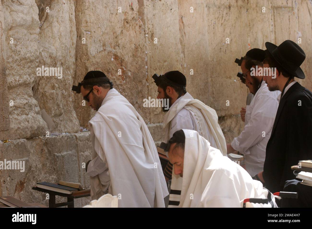 Des hommes juifs prient au mur ouest de Jérusalem, Illinois. Banque D'Images