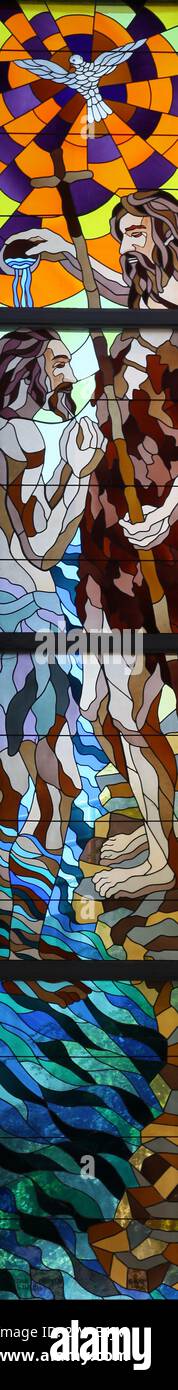 Baptême de Jésus, vitrail dans l'église Saint Jean Baptiste à Rijeka, Croatie Banque D'Images