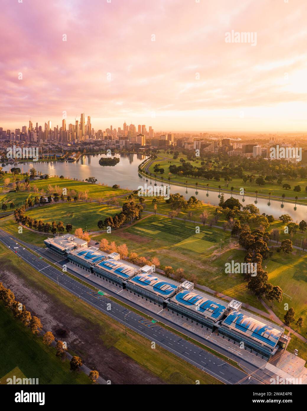Vue aérienne sur Melbourne et le lac Albert Park qui abrite le circuit de Formule 1 de Melbourne, Australie Banque D'Images