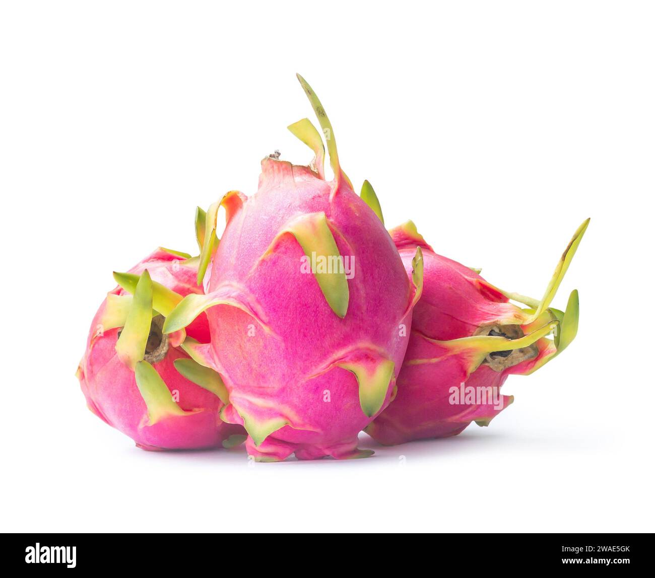 Trois beaux fruits frais de dragon rouge sont isolés sur fond blanc avec le chemin de découpage. Banque D'Images