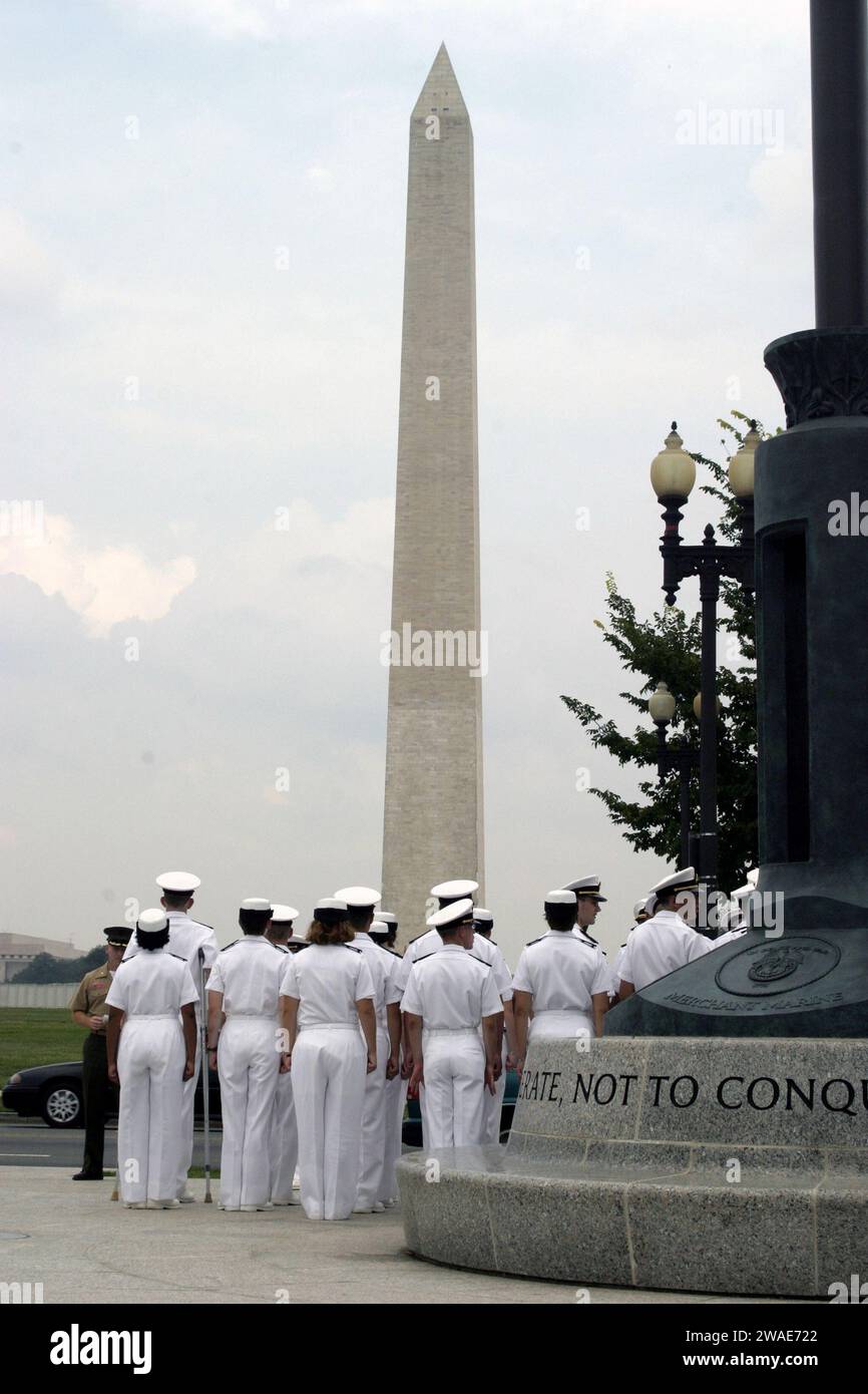 Les marins de l'US Navy se tiennent à l'attention avec le Washington Monument en arrière-plan. Banque D'Images