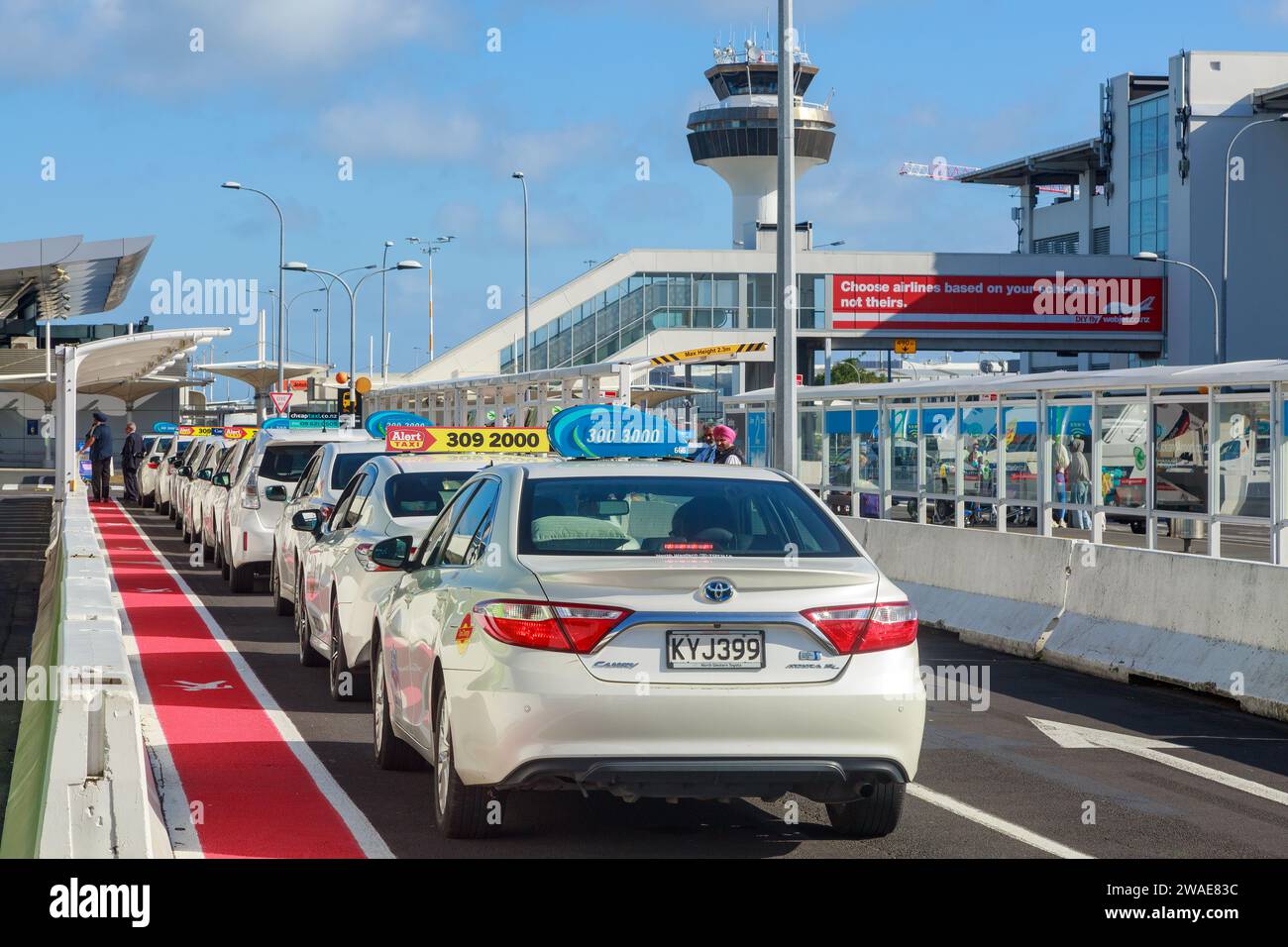 Une rangée de taxis attend les clients à l'aéroport international d'Auckland, en Nouvelle-Zélande Banque D'Images