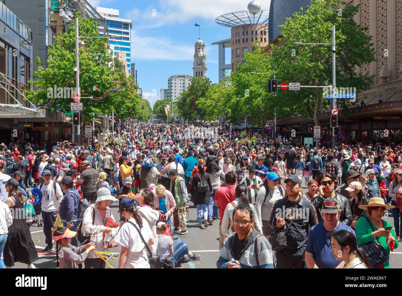 Une grande foule de gens sur Queen Street, Auckland, Nouvelle-Zélande, après avoir regardé la parade annuelle de Noël Banque D'Images
