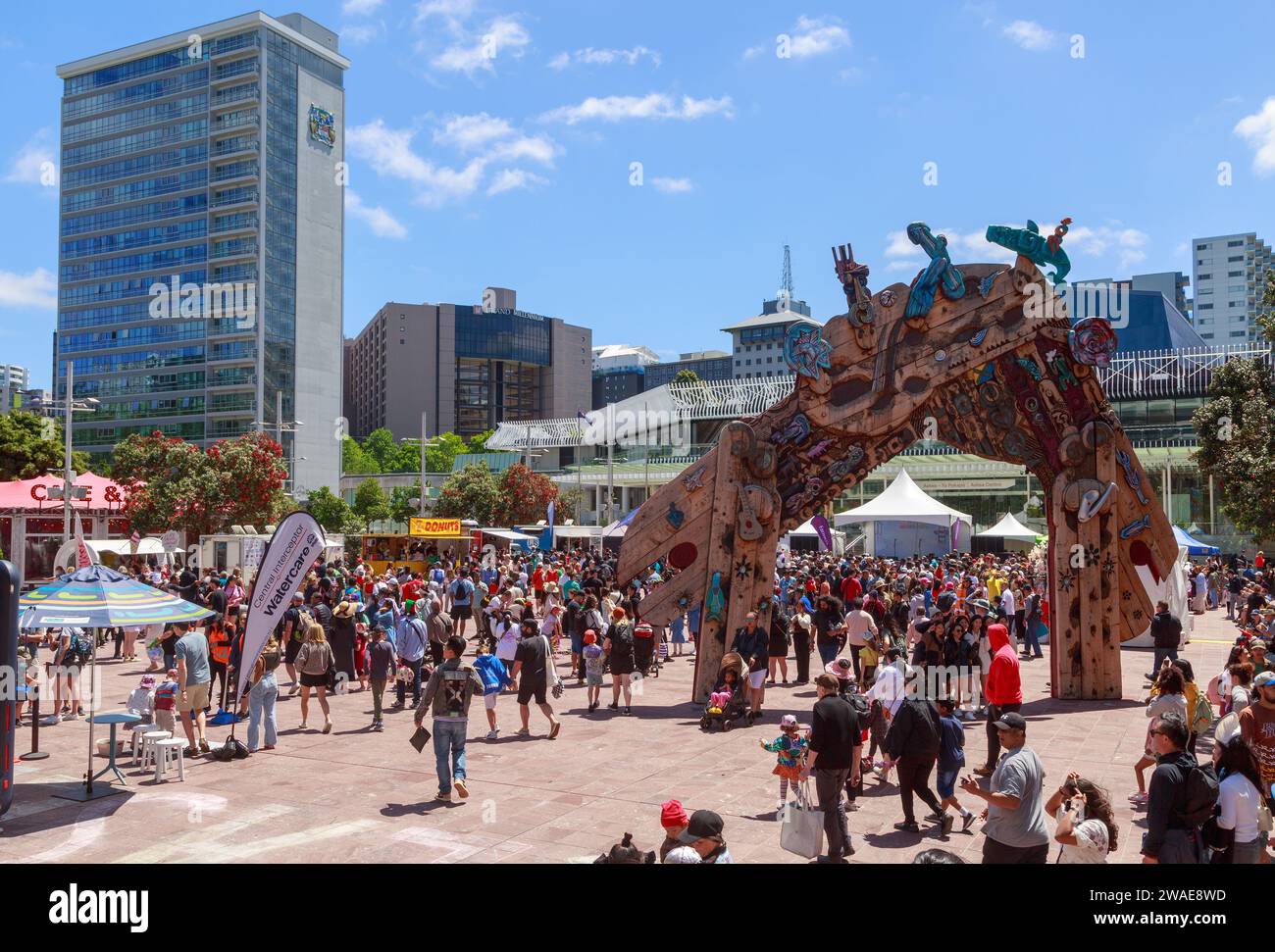 Une foule de gens à Aotea Square, Auckland, Nouvelle-Zélande, en été. Sur la droite se trouve la « Waharoa Arch », une passerelle symbolique Banque D'Images