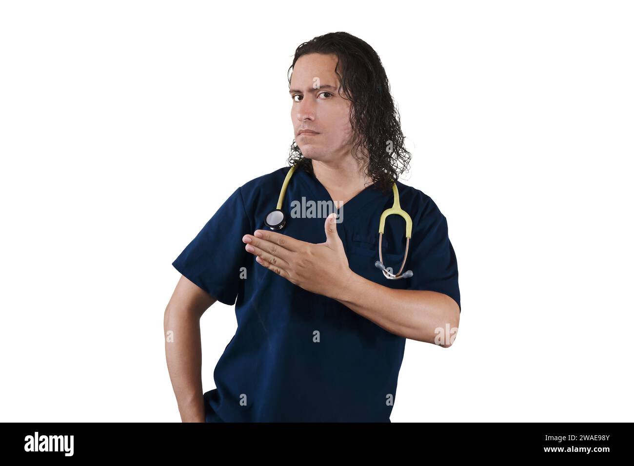 Un médecin masculin avec une expression sérieuse pointant vers le côté sur un fond blanc Banque D'Images