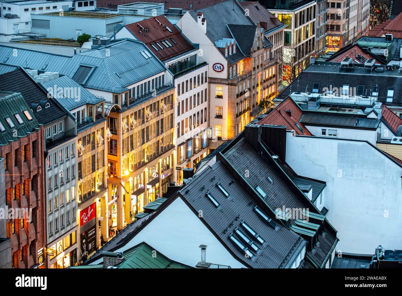 Kaufingerstraße, Einkaufsstraße in der Innenstadt, Blick vom Rathausturm, Januar 2024 Deutschland, München, Januar 2024, Die Kaufingerstraße vom Rathausturm gesehen, Einkaufsstraße in der Dämmerung, Blaue Stunde, Wintertag, Bayern *** Kaufingerstraße, rue commerçante du centre-ville, vue depuis la tour de la mairie, janvier 2024 Allemagne, Munich, janvier 2024, Kaufingerstraße vu depuis la tour de la mairie, rue commerçante au crépuscule, heure bleue, jour d'hiver, Bavière Banque D'Images