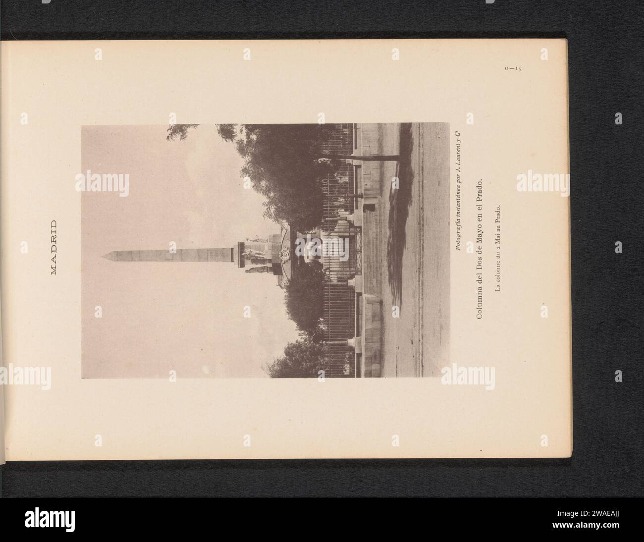 Vue du Monumento A Los Héroes del dos de Mayo sur la Plaza de la Laltad à Madrid, Juan Laurent, c. 1880 - c. 1890 impression photomécanique papier Madrid obélisque collotype, aiguille Madrid Banque D'Images