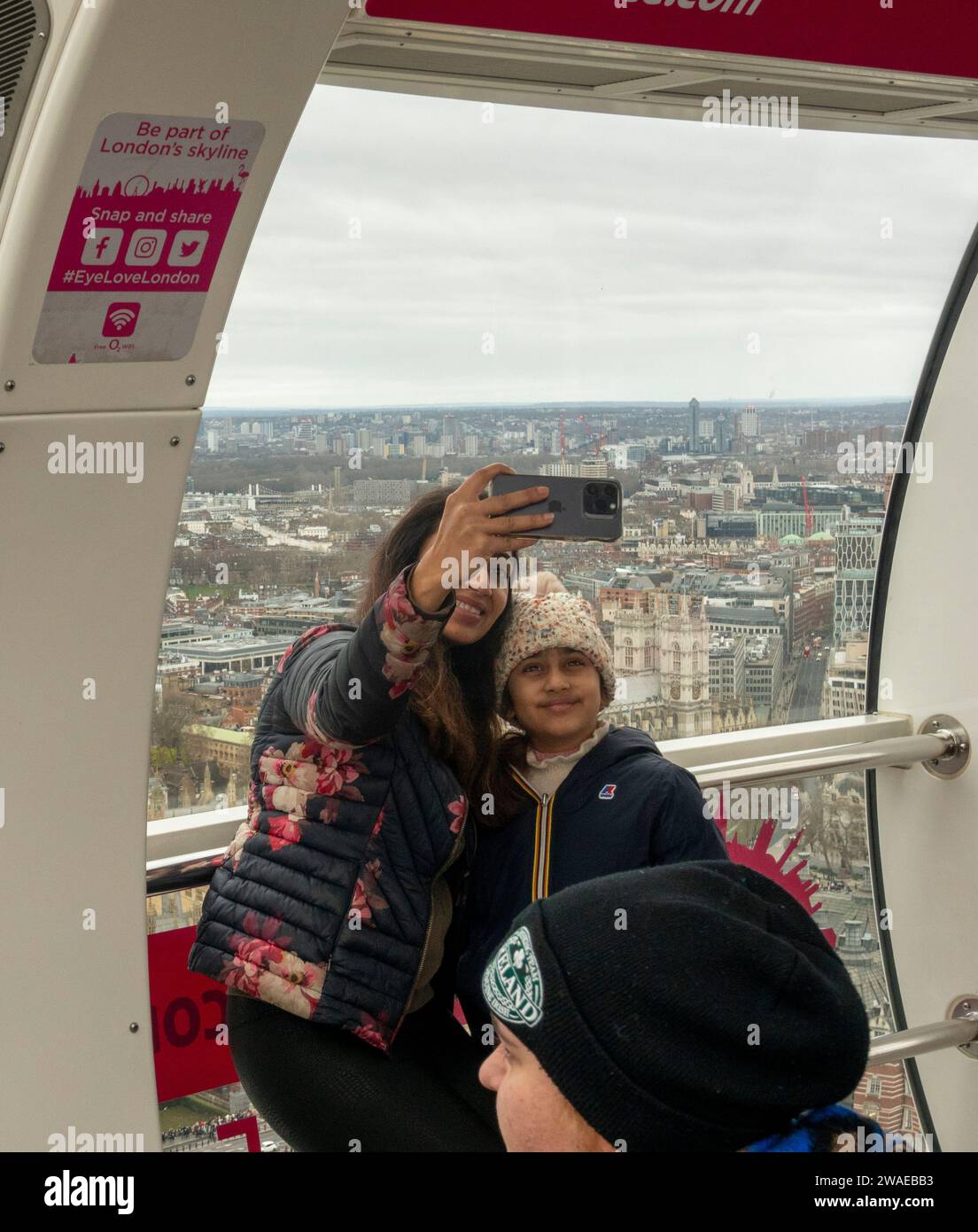 Passagers en capsule prenant selfie, le London Eye, ou la Millennium Wheel, Banque D'Images
