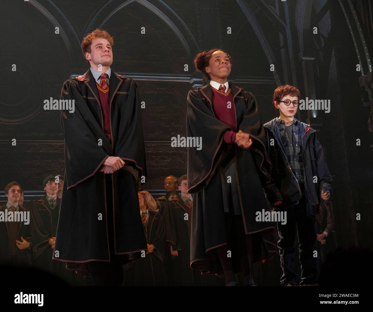 Ellis Rae dans le rôle d'Albus, Jade Orgugua dans celui d'Hermione, Col rideau, Harry Potter et l'enfant maudit, Palace Theatre, Londres, Royaume-Uni Banque D'Images
