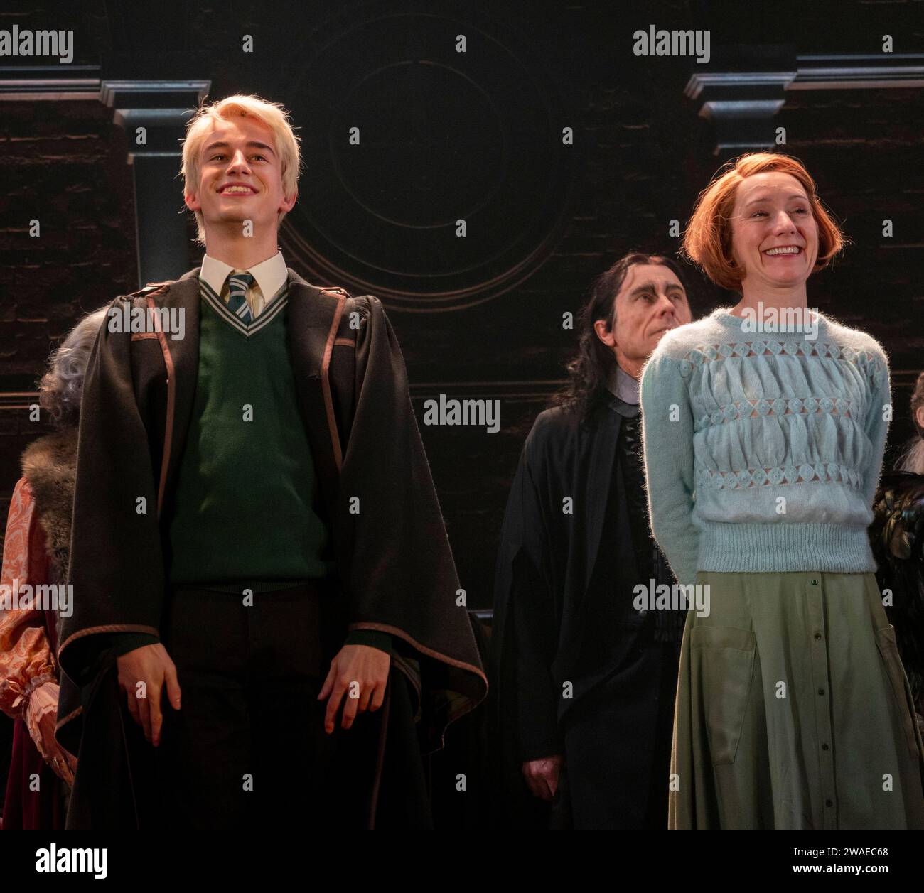 Harry Aklowe dans le rôle de Scorpius et Polly Frame dans le rôle de Ginny, Col rideau, Harry Potter et l'enfant maudit, Palace Theatre, Londres, Royaume-Uni Banque D'Images