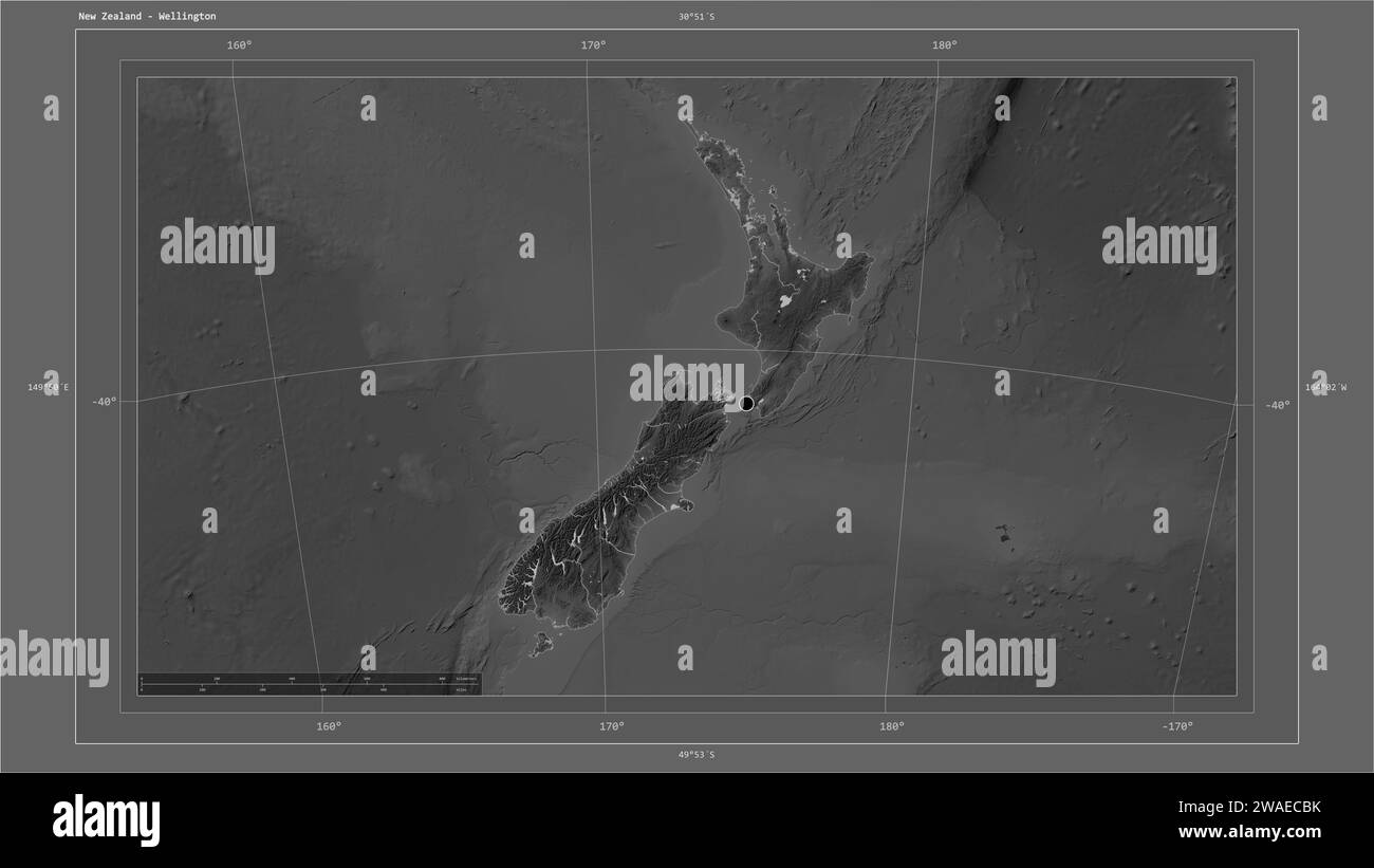 La Nouvelle-Zélande est mise en évidence sur une carte d'altitude en niveaux de gris avec la carte des lacs et des rivières avec le point de la capitale du pays, la grille cartographique, l'échelle de distance et Banque D'Images