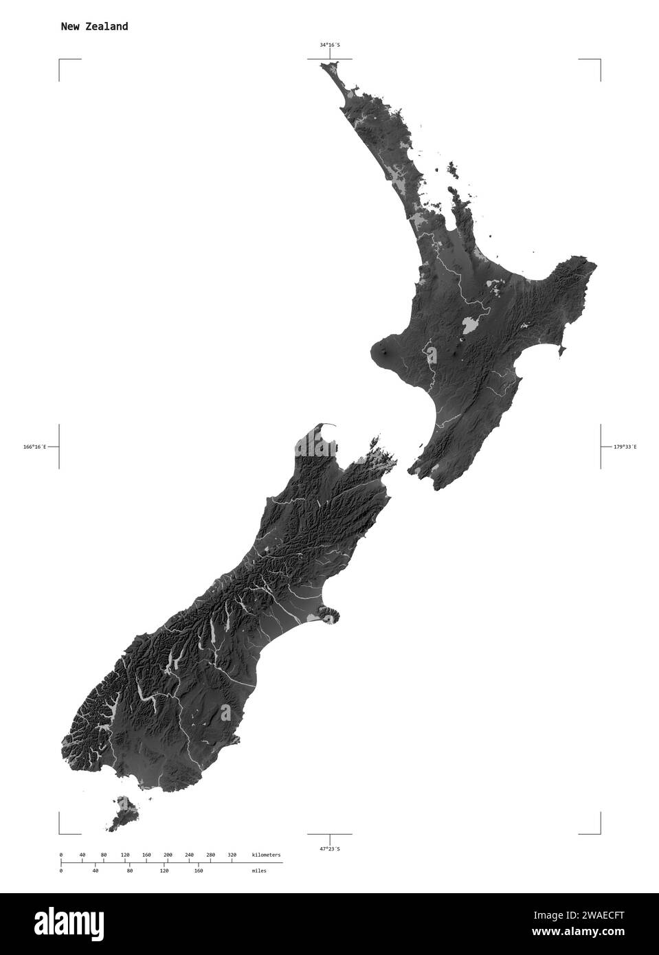 Forme d'une carte d'altitude en niveaux de gris avec les lacs et les rivières de la Nouvelle-Zélande, avec l'échelle de distance et les coordonnées de la frontière de la carte, isolé sur blanc Banque D'Images