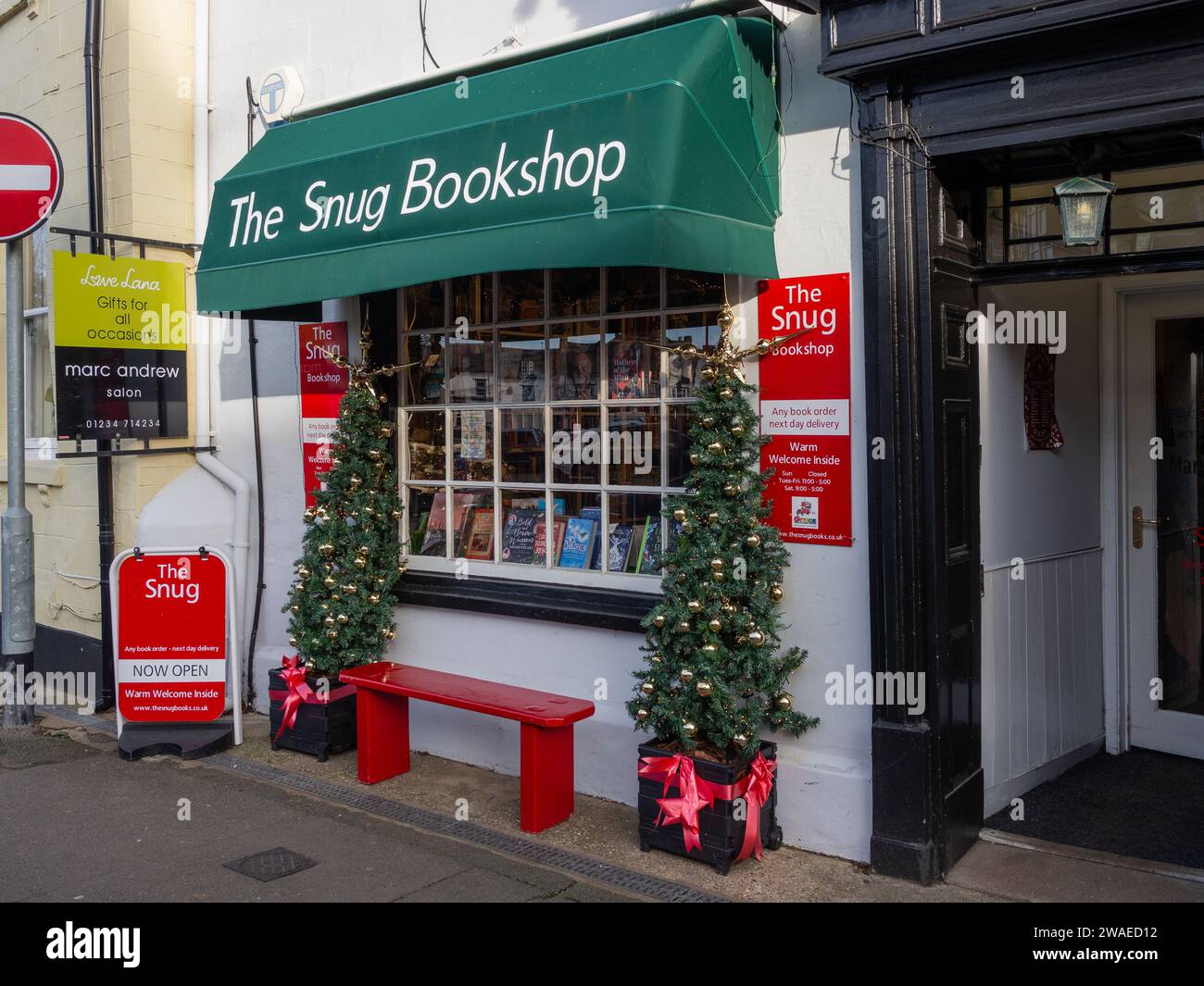 The Snug Bookshop, décoré pour Noël, Olney, Buckinghamshire, Royaume-Uni; une librairie spécialisée pour enfants Banque D'Images