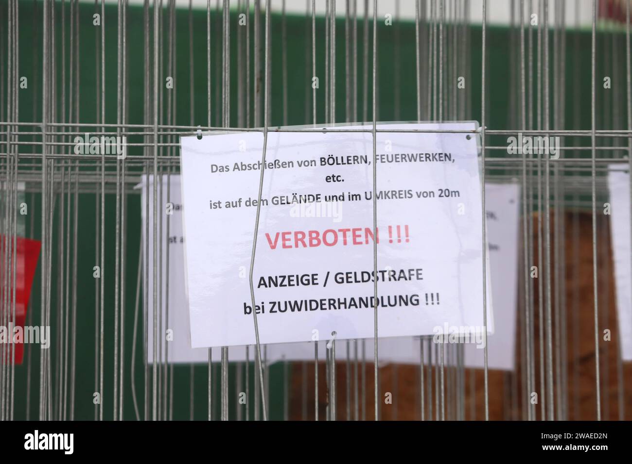 Blick am Dienstag 02.01.2024 im Ostseebad Warnemünde auf einen Aushang der auf ein Feuerwerksverbot zum Jahreswechsel und am Neujahrstag hinweist. *** Voir mardi 02 01 2024 dans la station balnéaire balte de Warnemünde un avis indiquant une interdiction des feux d'artifice au tournant de l'année et le jour du nouvel an Banque D'Images