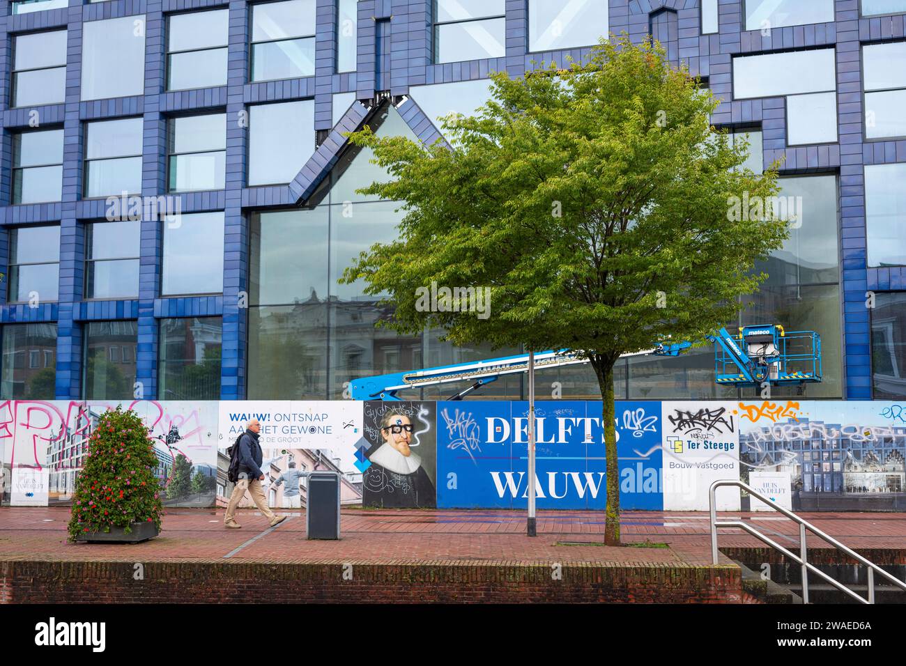 Nouvelle construction d'un bâtiment multifonctionnel appelé 'huis van Delftt' aux couleurs de delftware dans le centre-ville de Delft Banque D'Images