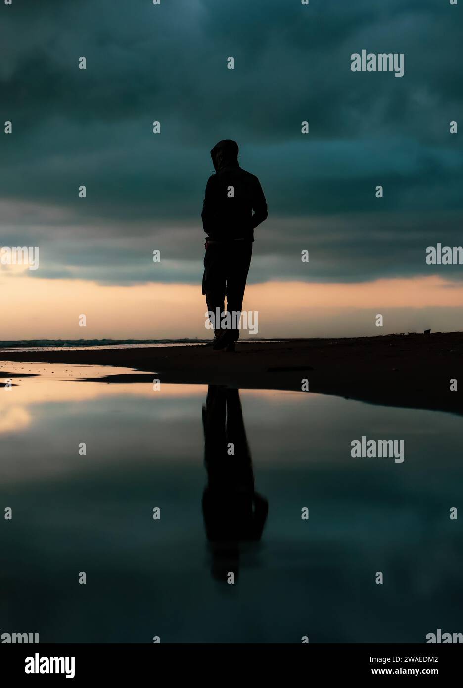 un homme reflété dans l’eau, un homme solitaire, une photographie mélancolique pleine de sens / réflexe de l’homme Banque D'Images