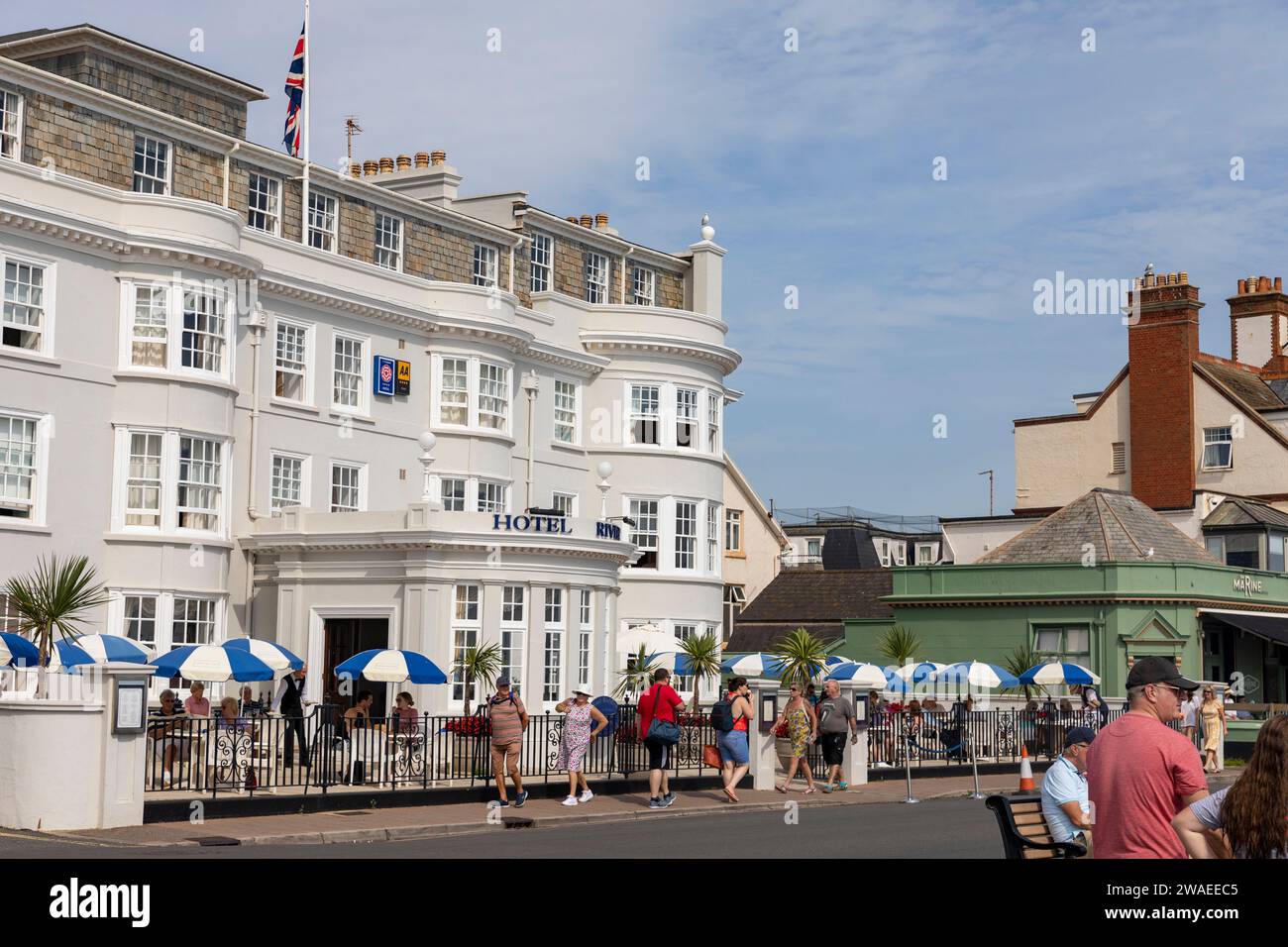 Sidmouth Devon, Hôtel Riviera hôtel en bord de mer sur l'esplanade à Sidmouth avec parasols pour les clients le jour chaud de septembre 2023, Angleterre, Royaume-Uni. Banque D'Images