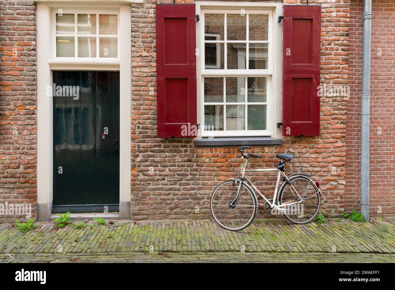 Façade avant d'une maison murale faisant partie de la vieille muraille de la ville néerlandaise d'Amersfoort, pays-Bas. Banque D'Images