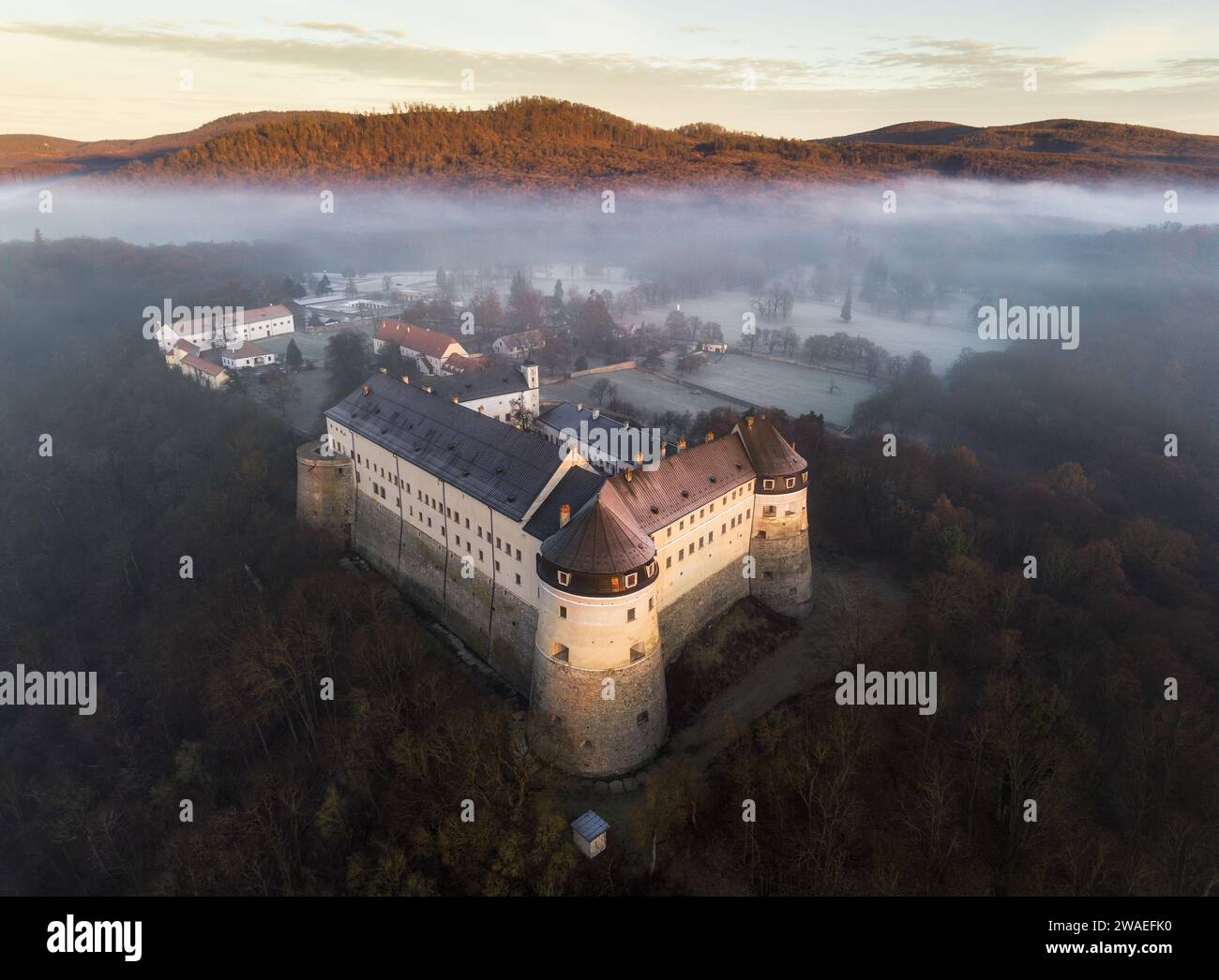 Vue aérienne de Cerveny Kamen, château en pierre rouge dans les montagnes des Carpates en Slovaquie Banque D'Images