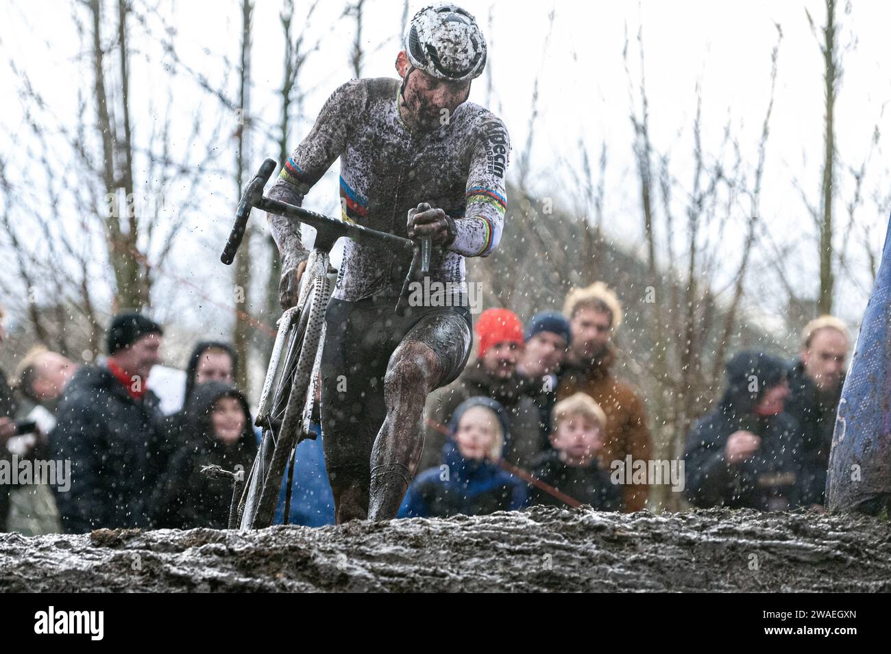 Mathieu van der Poel traverse la boue avec son vélo dans l’Exact Cross Loenhout Banque D'Images