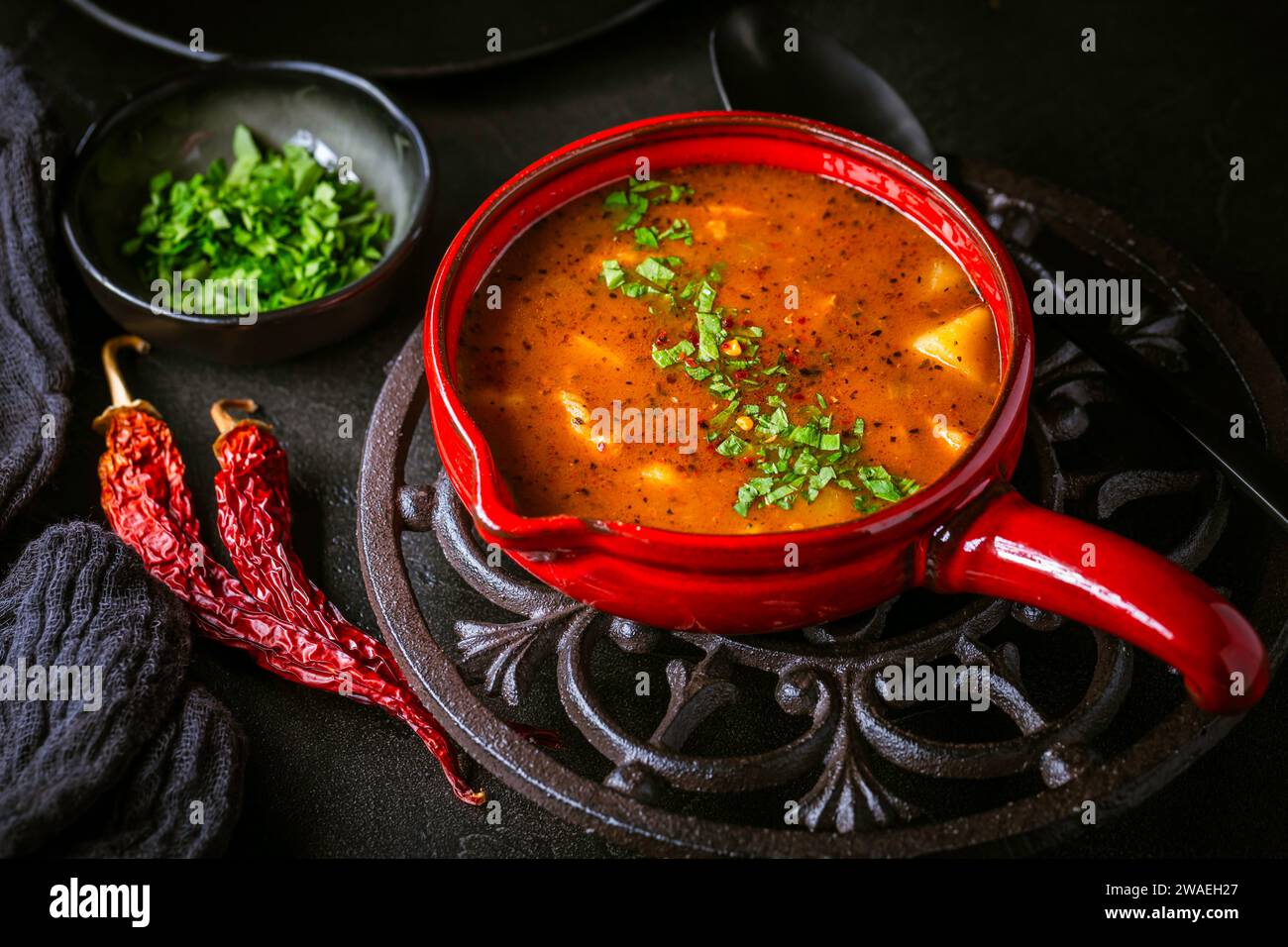 Soupe de goulasch chaude hongroise, bœuf, tomate, poivre, piment, soupe au paprika fumé. Plat traditionnel hongrois. Banque D'Images
