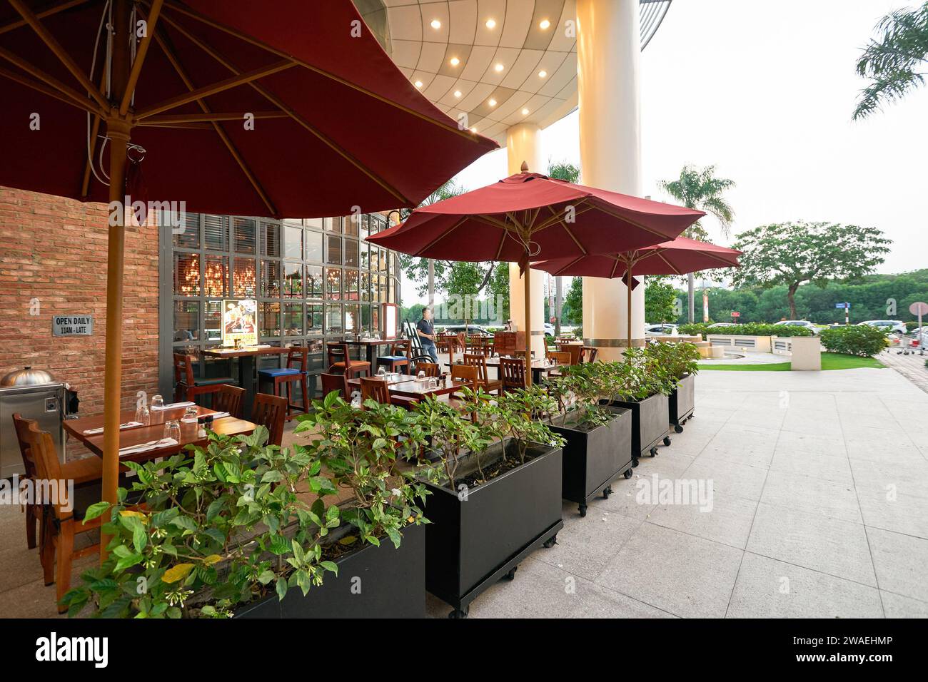 HO CHI MINH-VILLE, VIETNAM - 29 MARS 2023 : vue au niveau de la rue de El Gaucho Argentinian Steakhouse à Ho Chi Minh-ville au crépuscule. Banque D'Images