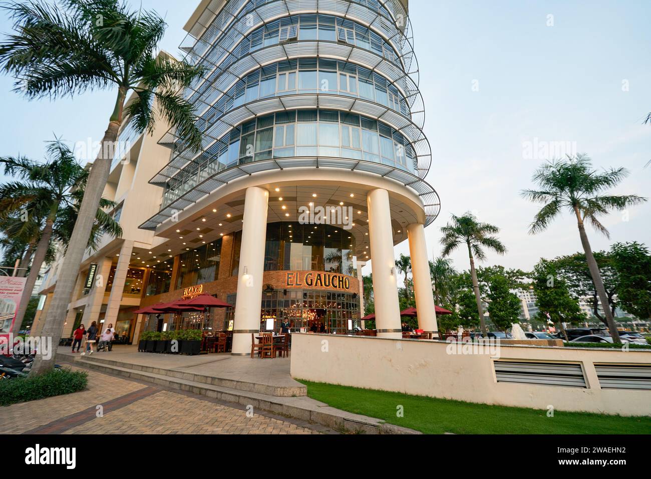 HO CHI MINH-VILLE, VIETNAM - 29 MARS 2023 : vue au niveau de la rue de El Gaucho Argentinian Steakhouse à Ho Chi Minh-ville au crépuscule. Banque D'Images