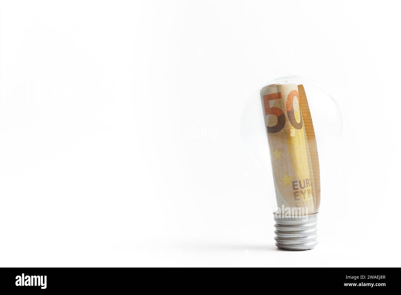 billet de cinquante euros dans une ampoule isolée sur fond blanc Banque D'Images