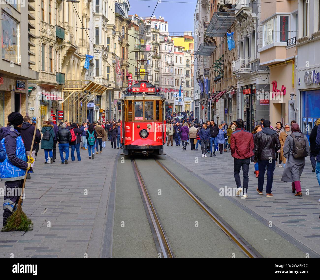 Istanbul, Turquie - tramway rouge faisant son chemin à travers les foules de shopping sur Independence Avenue. Banque D'Images