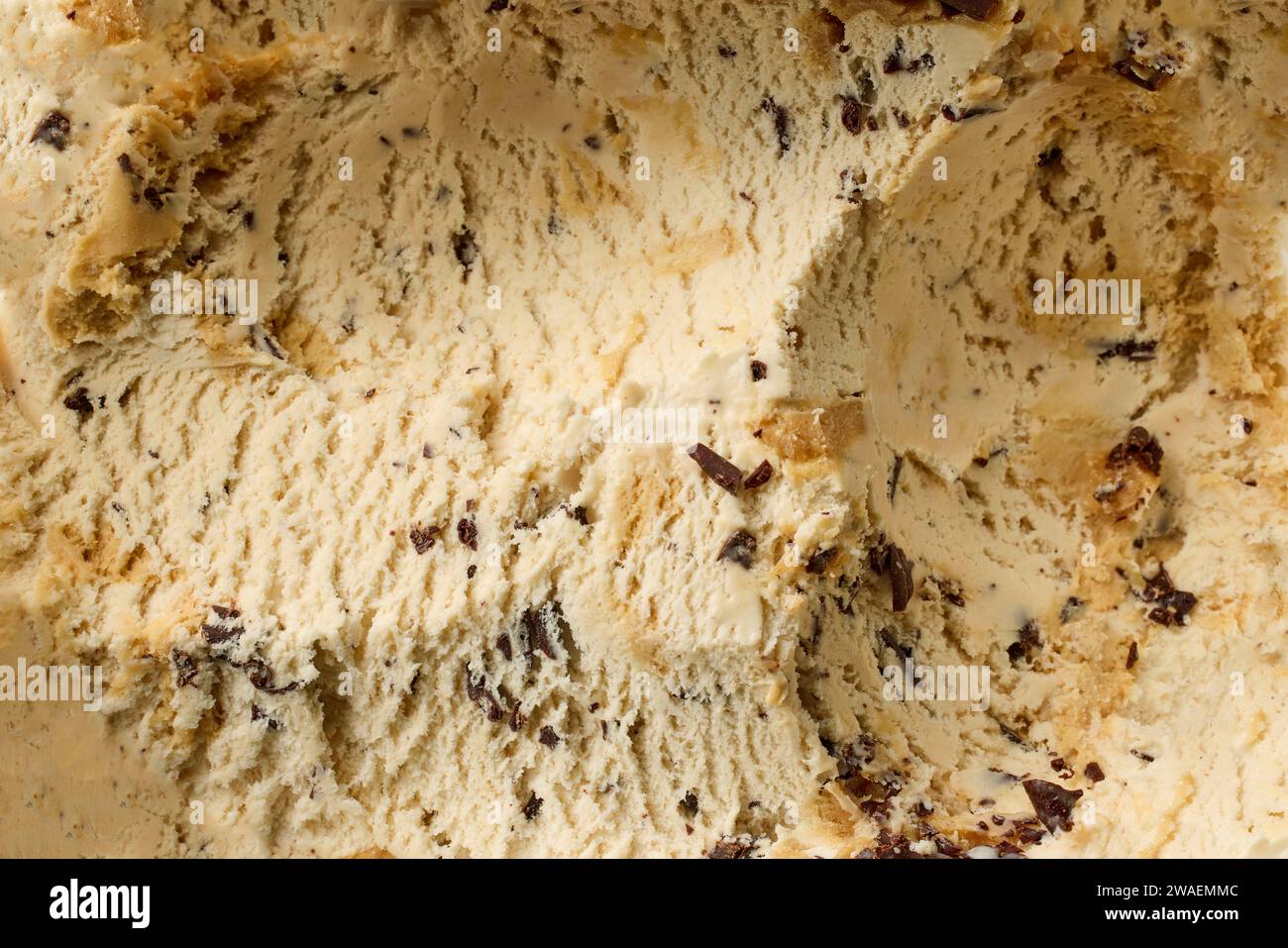 crème glacée de liqueur de café avec des morceaux de chocolat fond, texture, vue de dessus Banque D'Images