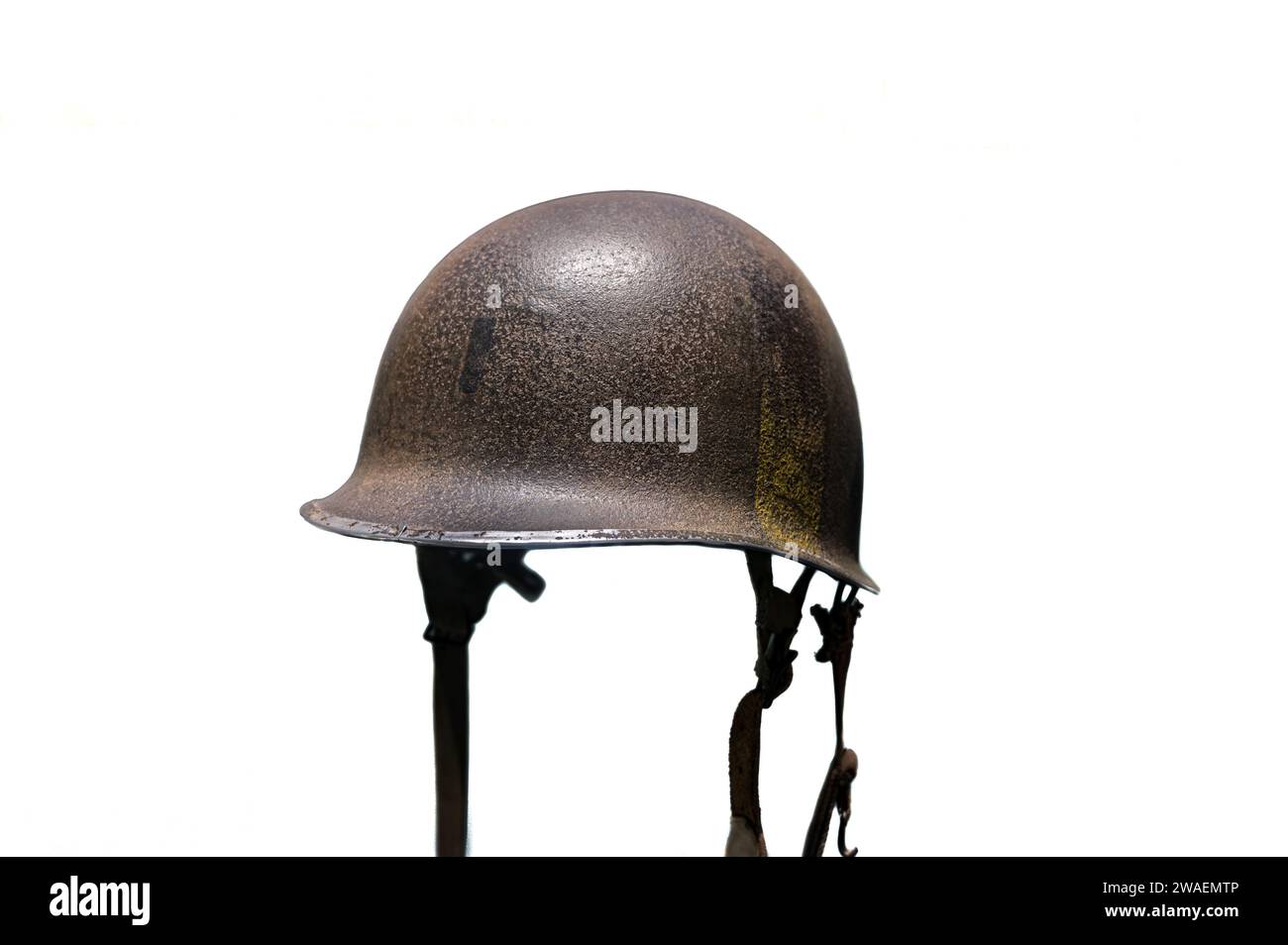 Détail du casque militaire de la seconde guerre mondiale type M2 sur fond blanc Banque D'Images