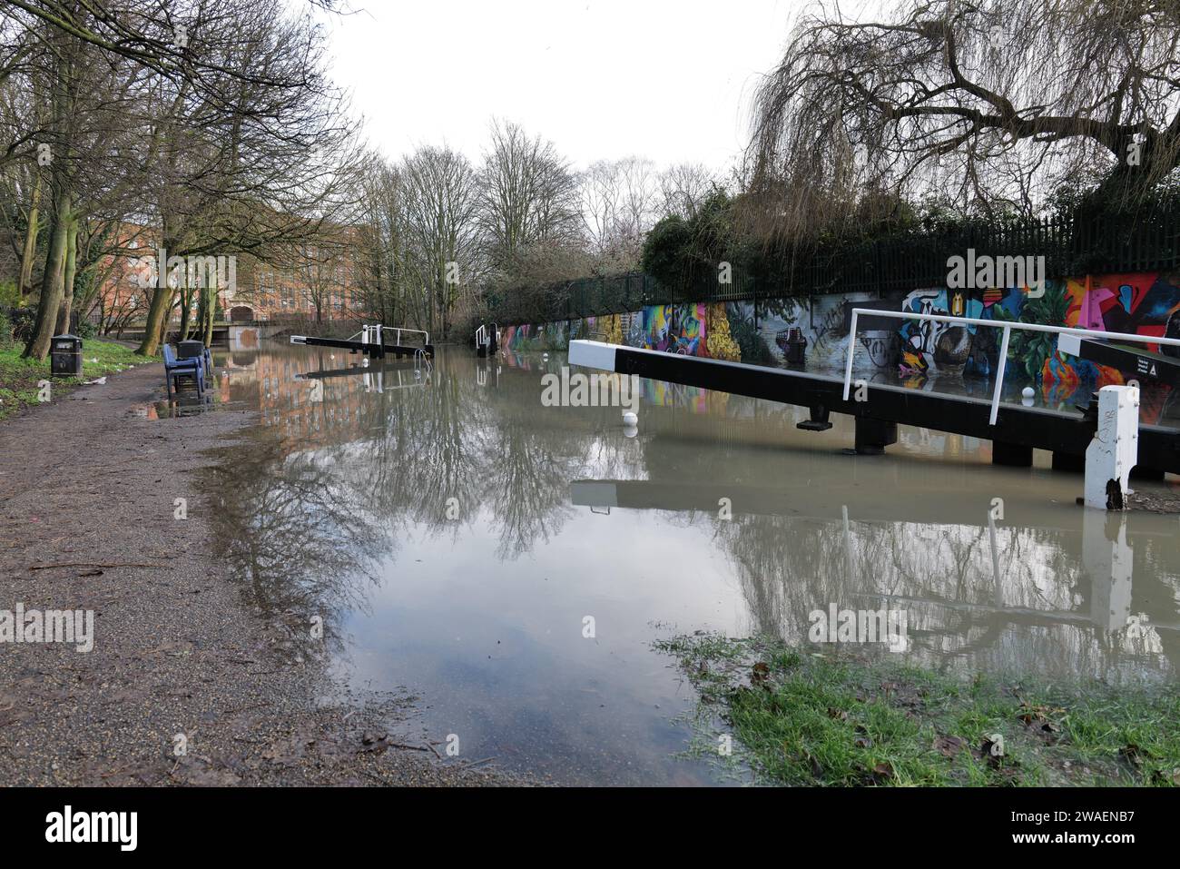 Calme après la tempête, le Grand Union Canal près d'Abbey Park, Leicester après la tempête Henk a inondé les écluses et les chemins de halage. Banque D'Images