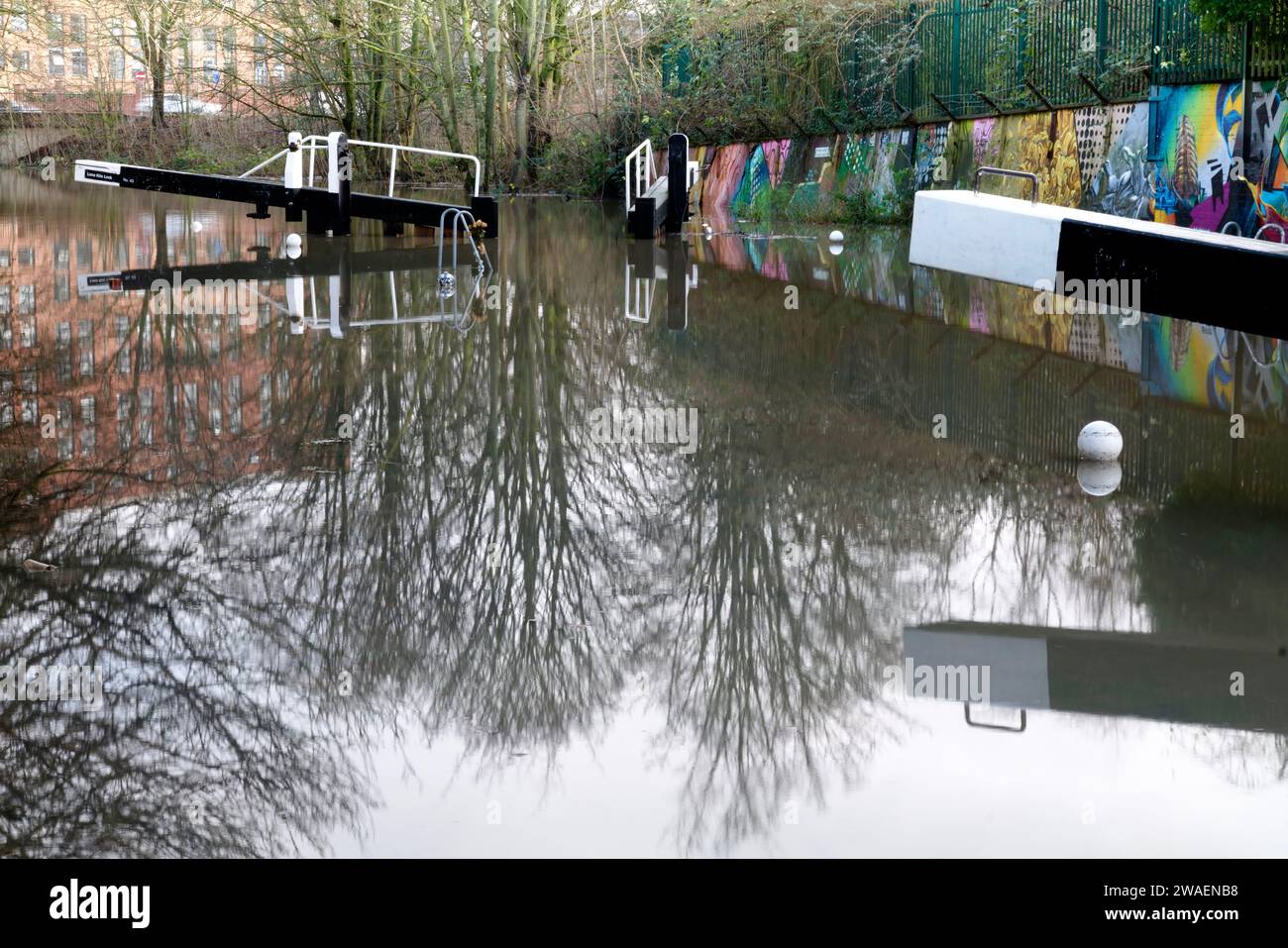 Calme après la tempête, le Grand Union Canal près d'Abbey Park, Leicester après la tempête Henk a inondé les écluses et les chemins de halage. Banque D'Images