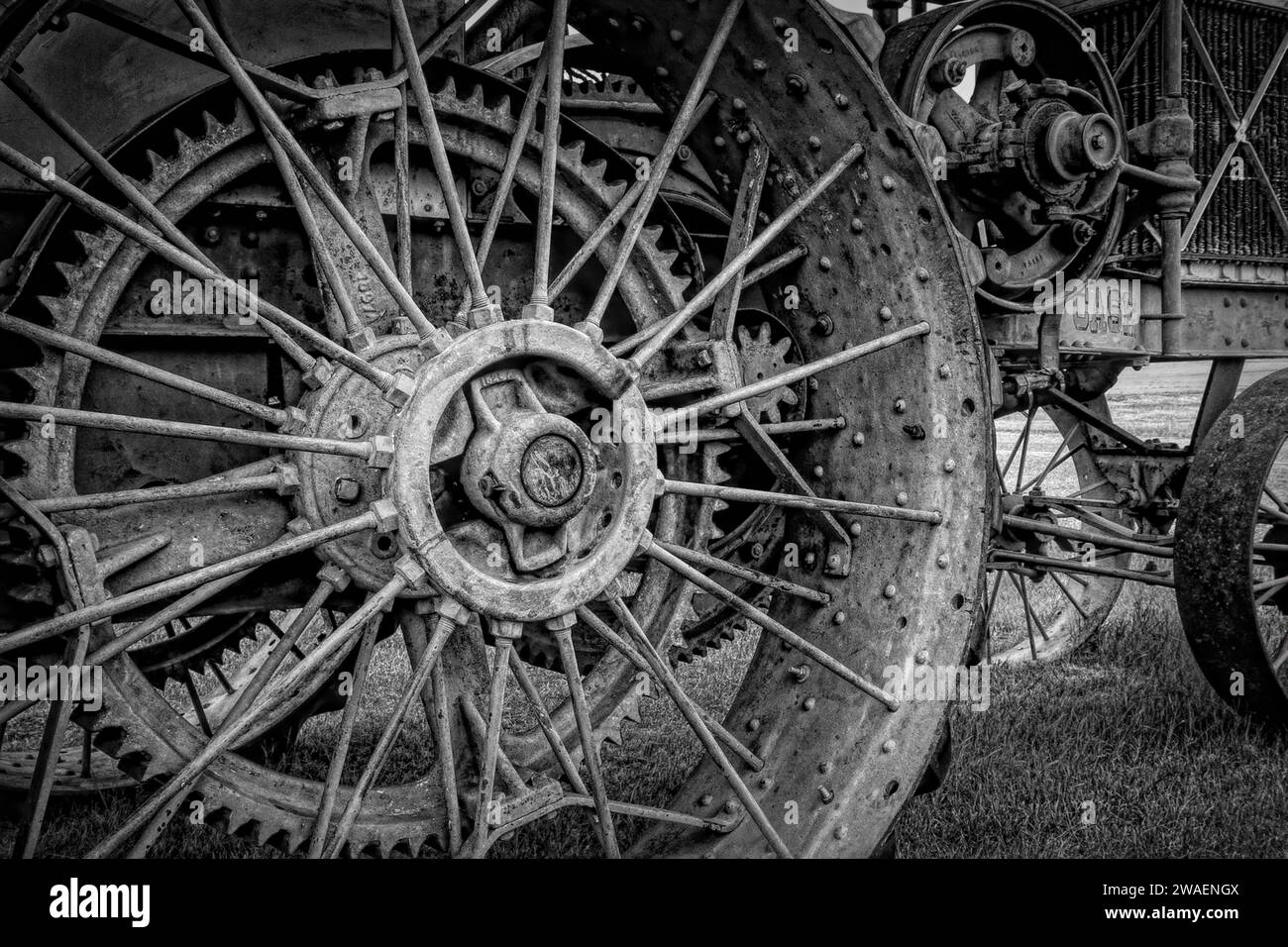Gros plan d'une roue de tracteur en métal à Plentywood, Montana Banque D'Images
