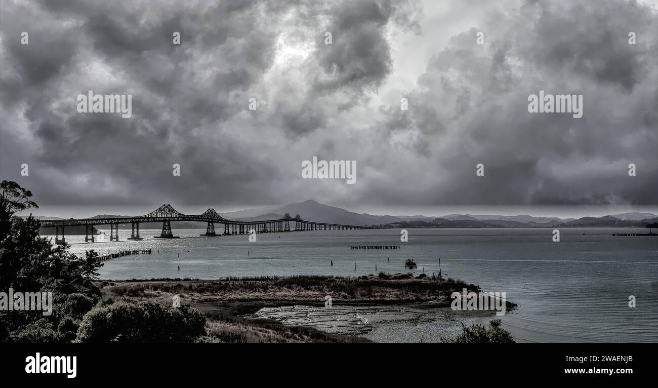 Une vue en noir et blanc du pont San Rafael à Molate Beach, en Californie Banque D'Images