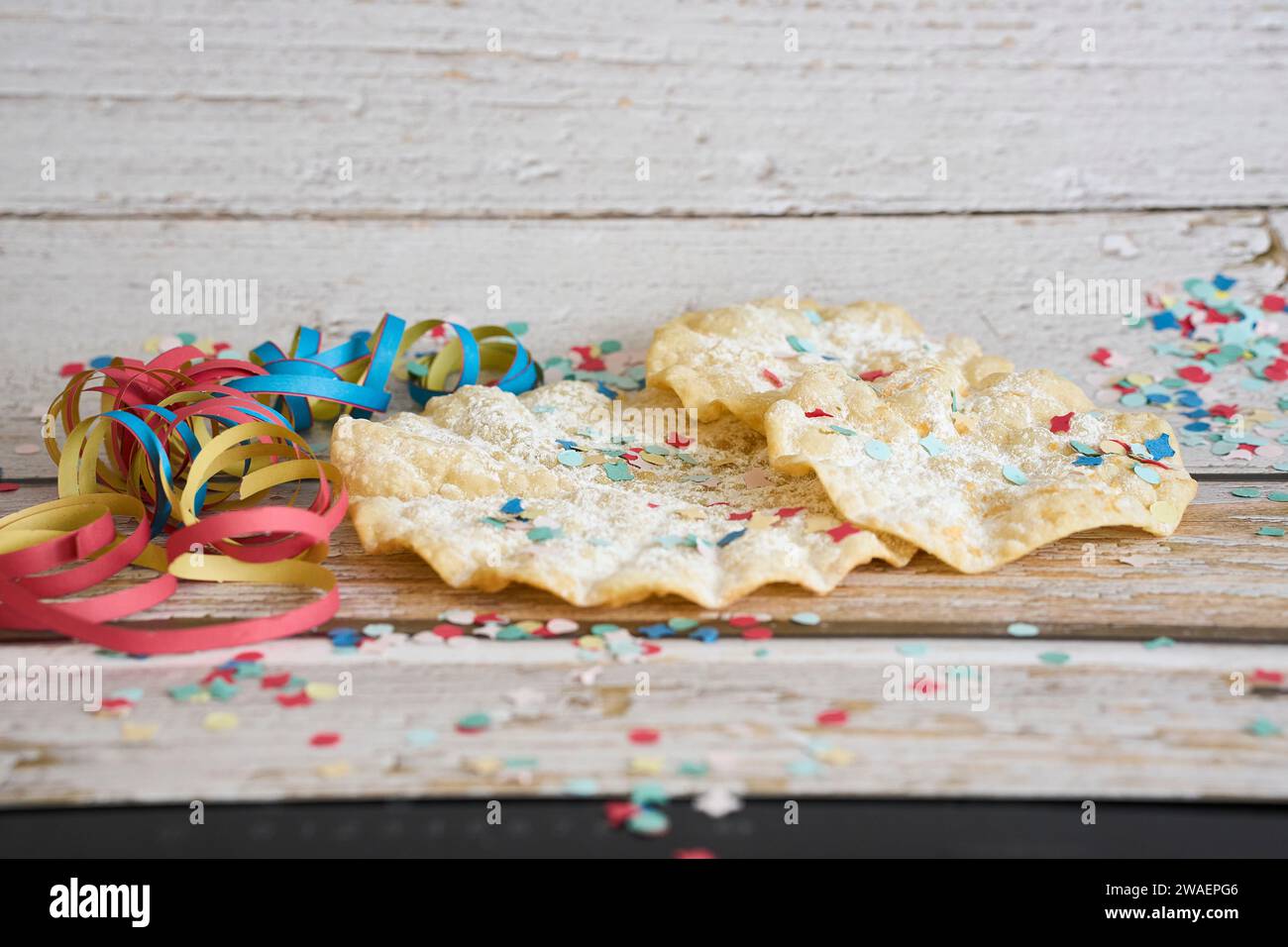 Un gros plan d'une pâtisserie de carnaval suisse typique sur une surface en bois Banque D'Images