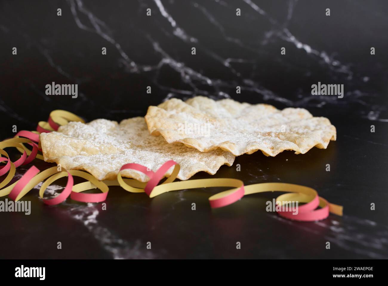 Un gros plan d'une pâtisserie de carnaval suisse typique sur une table en marbre noir Banque D'Images