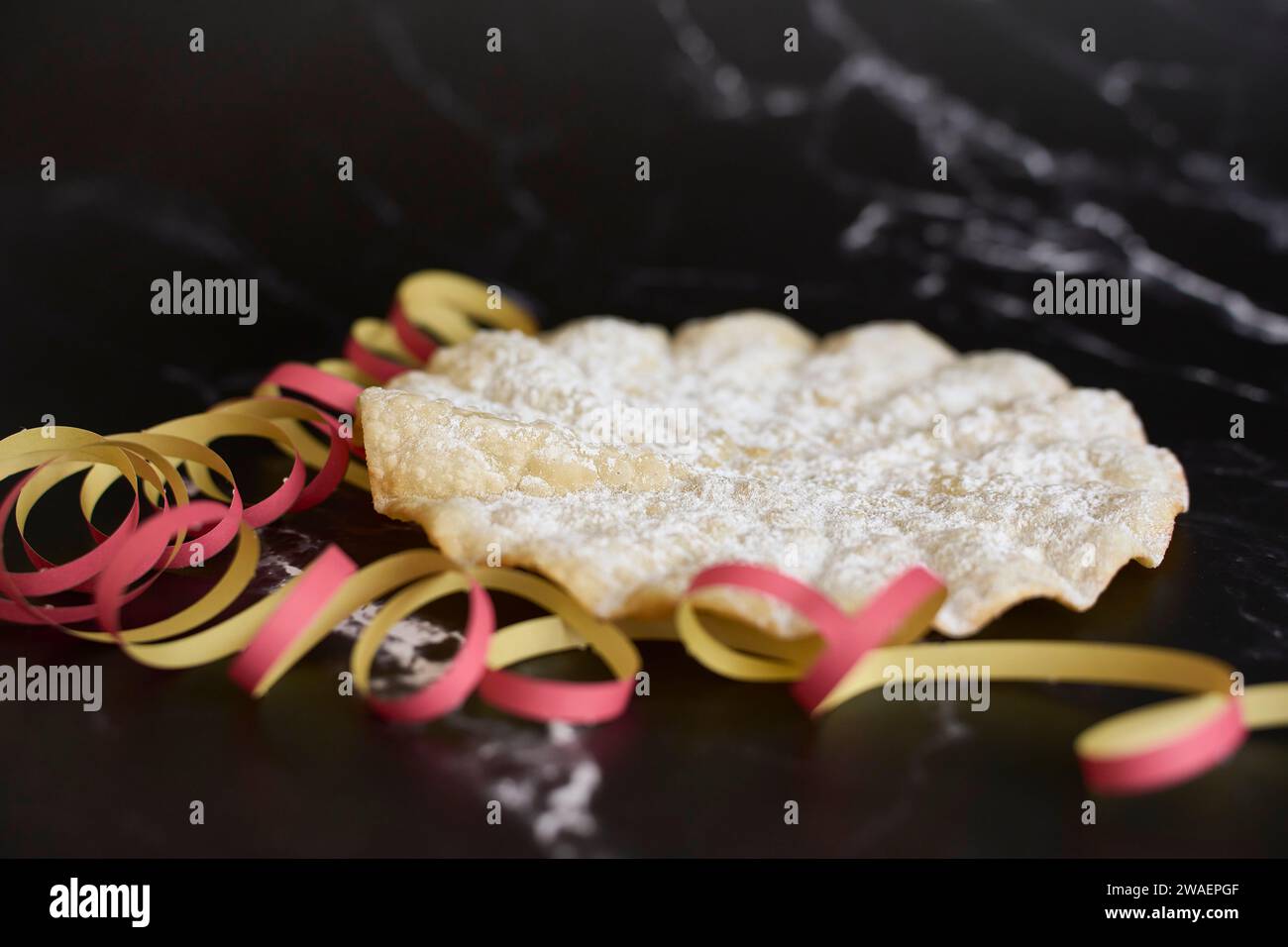 Un gros plan d'une pâtisserie de carnaval suisse typique sur une table en marbre noir Banque D'Images