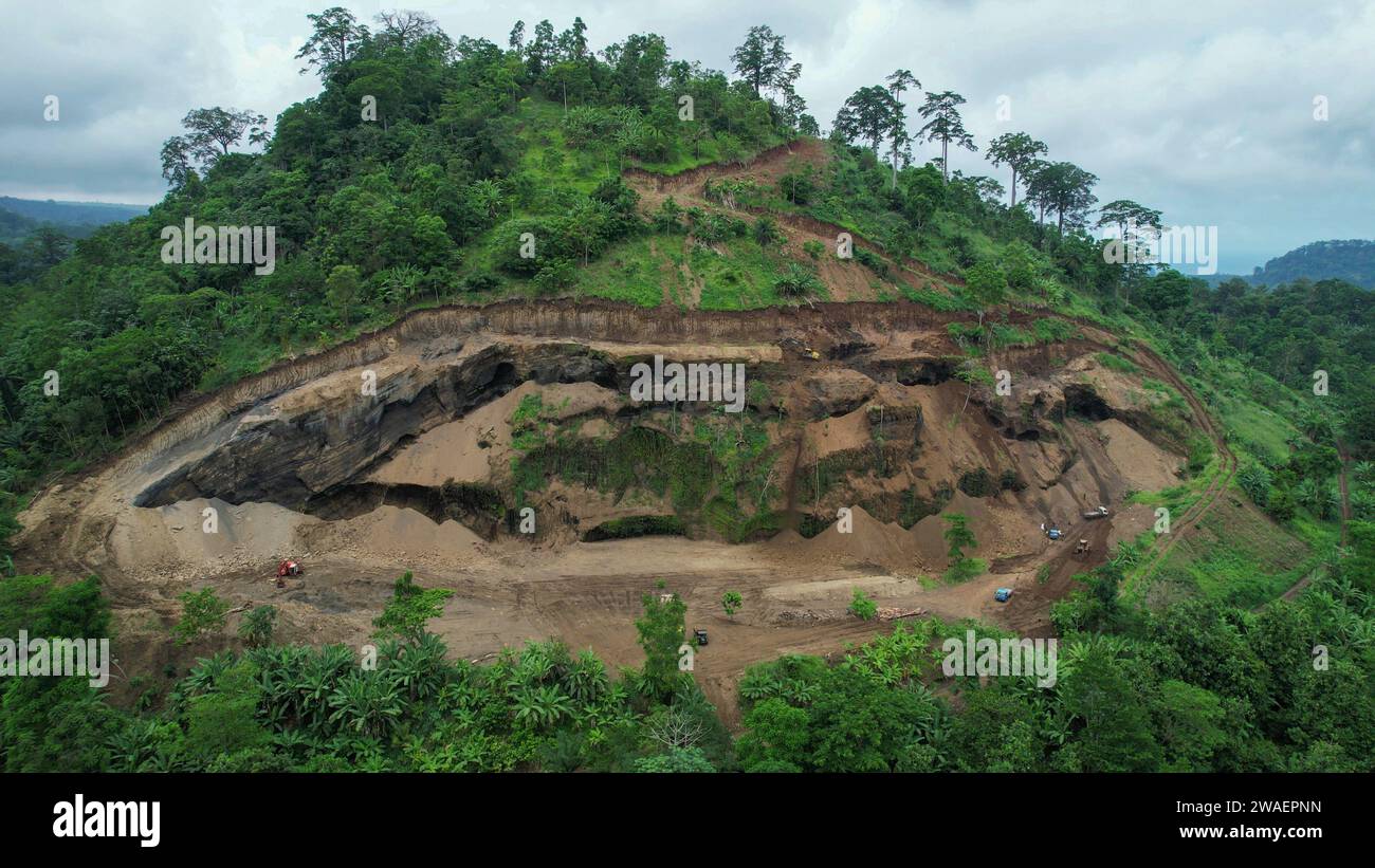 Vue aérienne de la excavatrice nettoyage destruction d'un glissement de terrain de jungle - Sao Tome. Afrique Banque D'Images