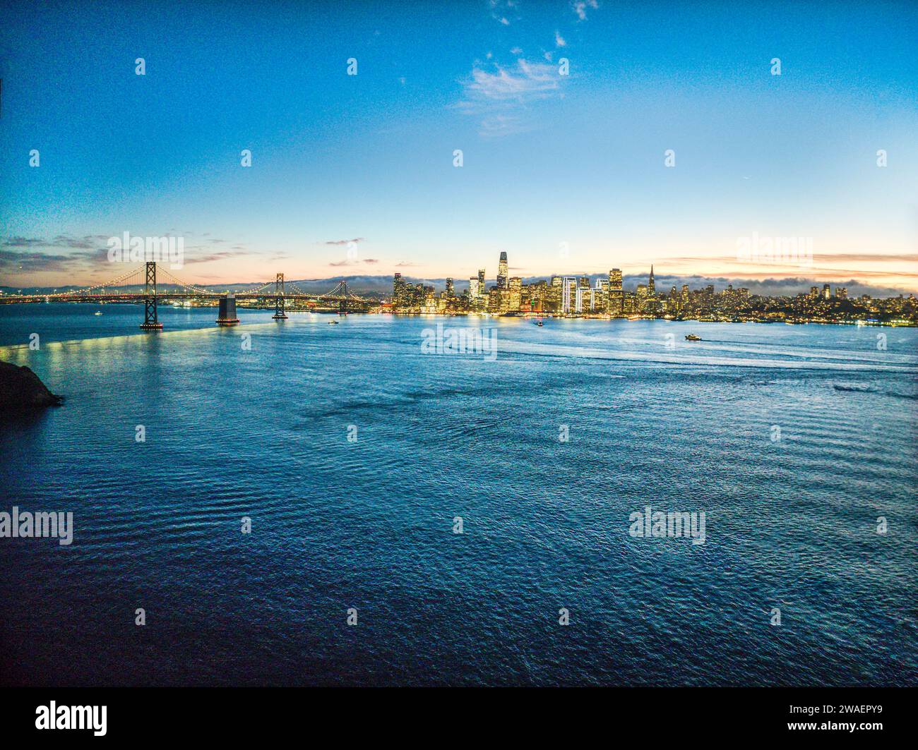 Une scène idyllique d'un magnifique coucher de soleil sur la baie de San Francisco, avec la silhouette de l'horizon de la ville Banque D'Images
