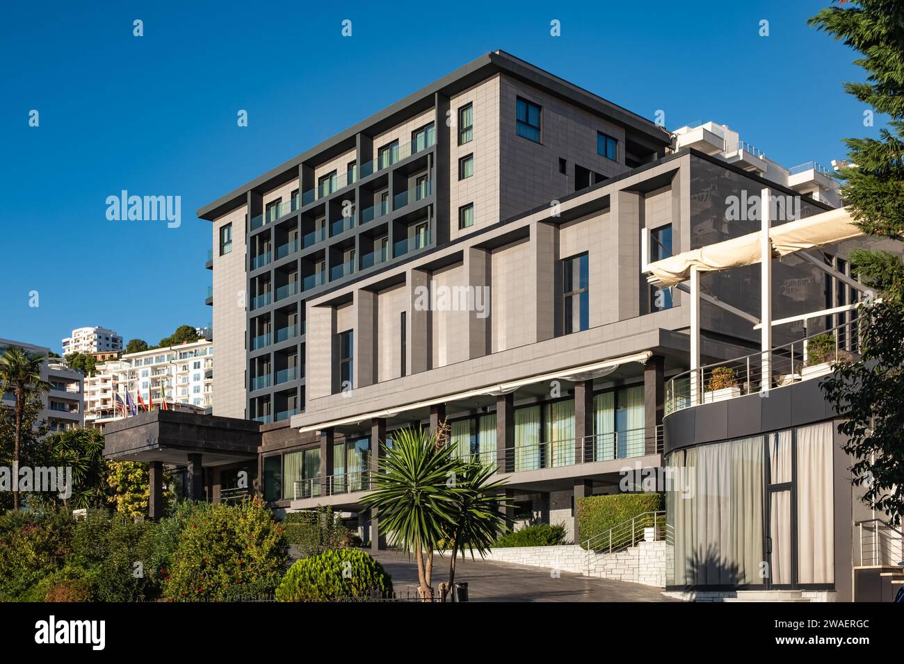 Bâtiment d'hôtel moderne avec jardin. Construction de maison et concept de construction de ville. Maisons immobilières modernes urbaines extérieures. Architecture Design moderne, c Banque D'Images
