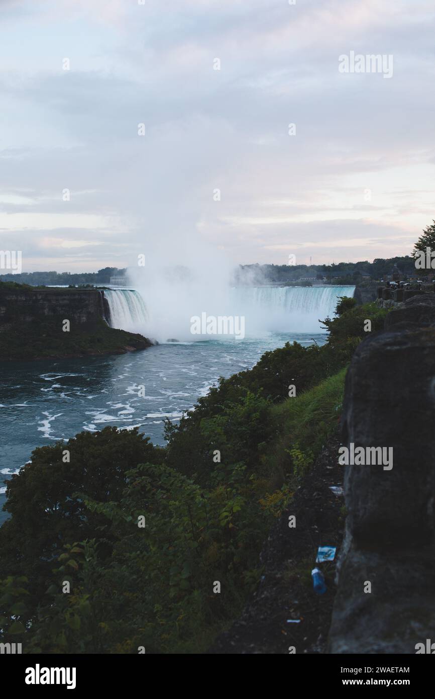 La vue des chutes Niagara en Ontario, Canada, avec des eaux en cascade encadrées par une végétation verte Banque D'Images