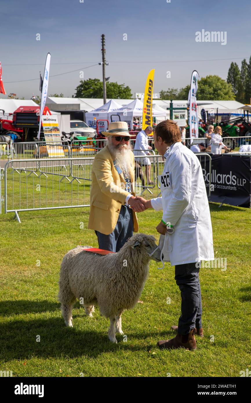 Royaume-Uni, Angleterre, Worcestershire, Malvern Wells, Royal 3 Counties Show, Leicester Longwool mouton en ring étant présenté avec le premier prix par le juge Banque D'Images