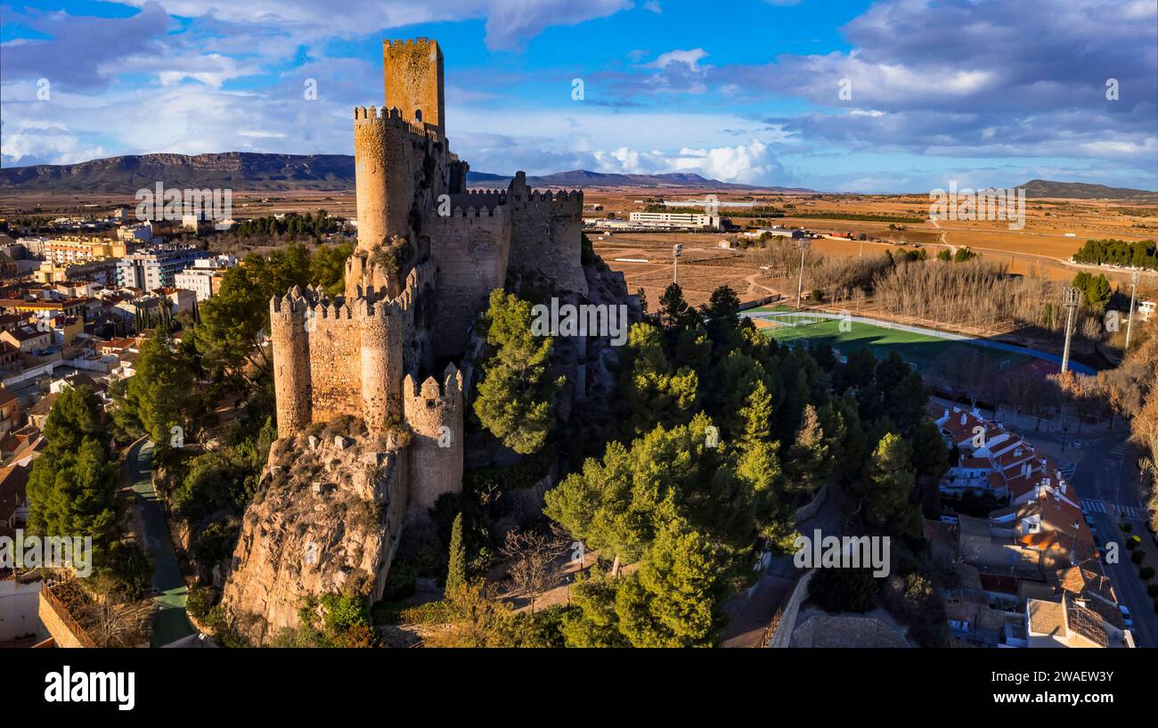 Les châteaux médiévaux les plus impressionnants et les villes d'Espagne, Castille-la Manche provice - Almansa, vue panoramique à grand angle Banque D'Images