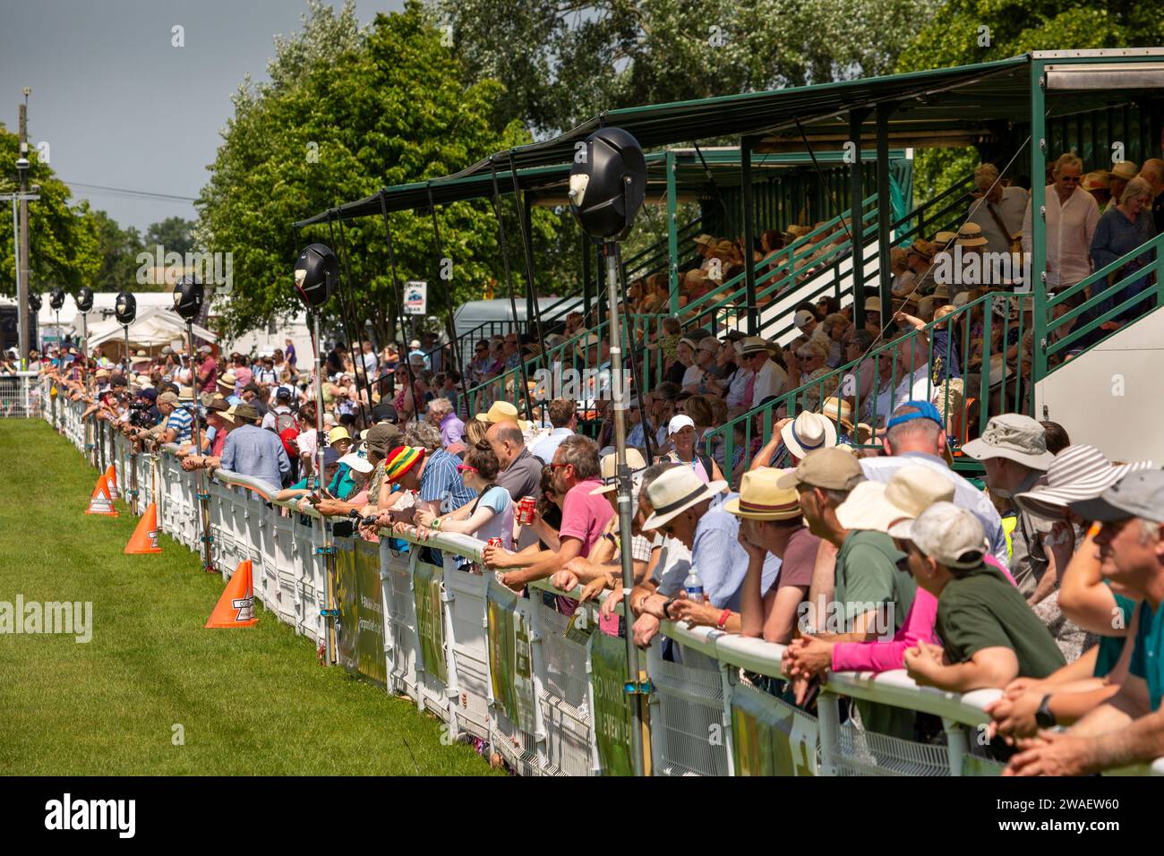 Royaume-Uni, Angleterre, Worcestershire, Malvern Wells, Royal 3 Counties Show, main Arena Crowd Banque D'Images