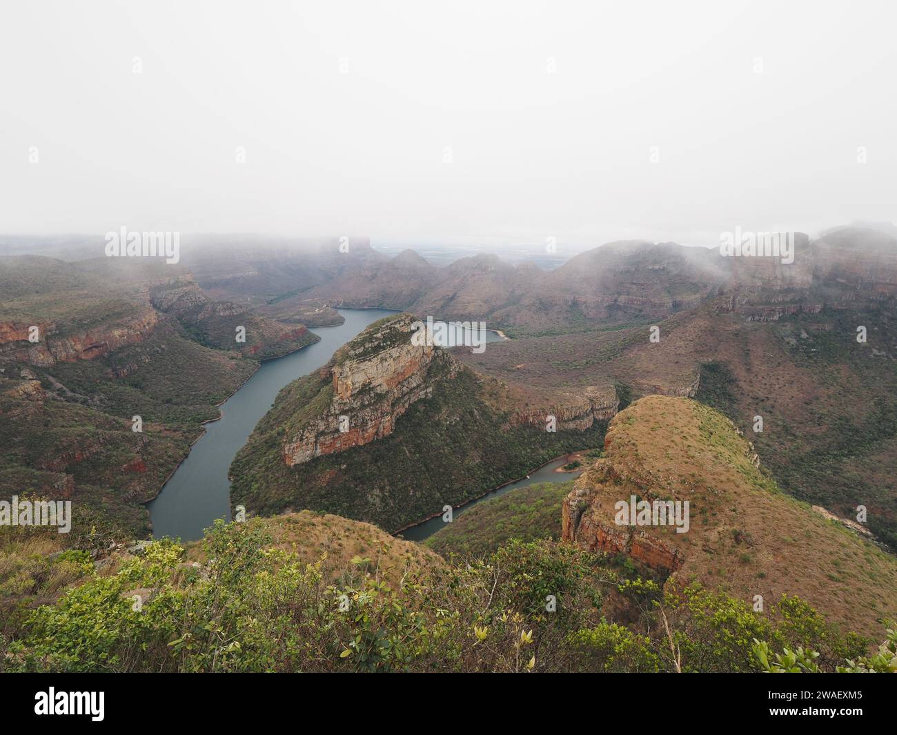 Blyde River Canyon avec des nuages suspendus bas, sur la route panoramique dans la province de Mpumalanga, Afrique du Sud. Banque D'Images