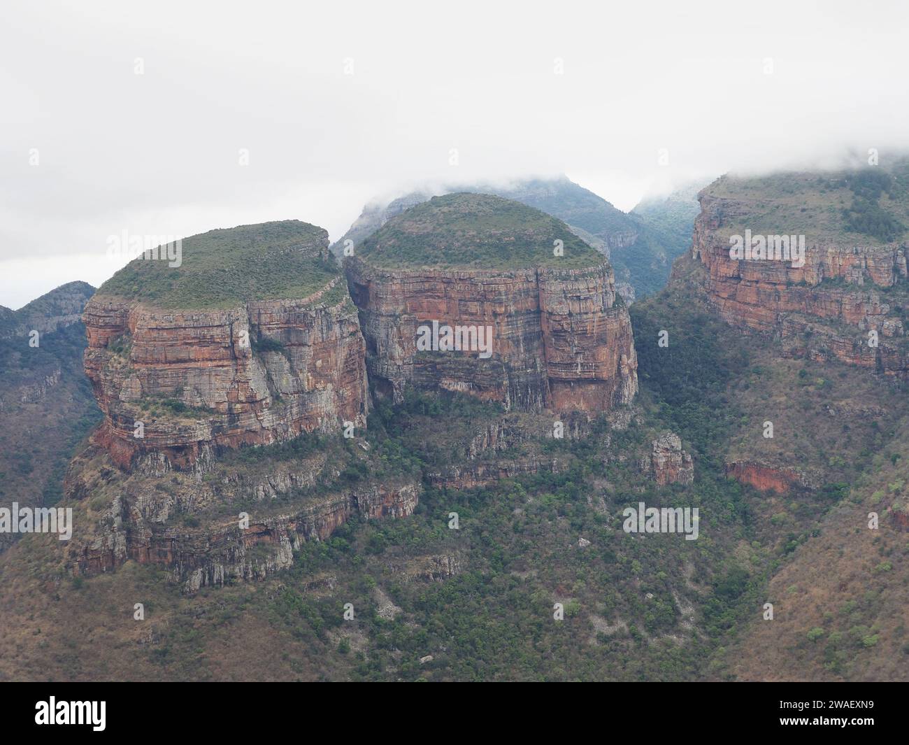 Les trois rondavels dans Blyde River Canyon, avec des nuages suspendus bas, sur la route panoramique dans la province de Mpumalanga, Afrique du Sud. Banque D'Images