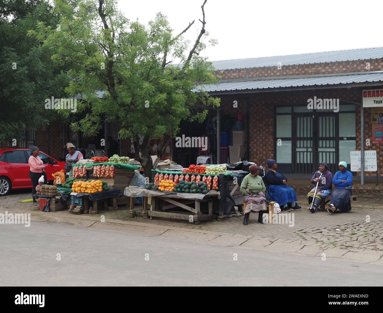 Femmes noires vendant des fruits et légumes dans la rue à Graskop, Mpumalanga, Afrique du Sud Banque D'Images